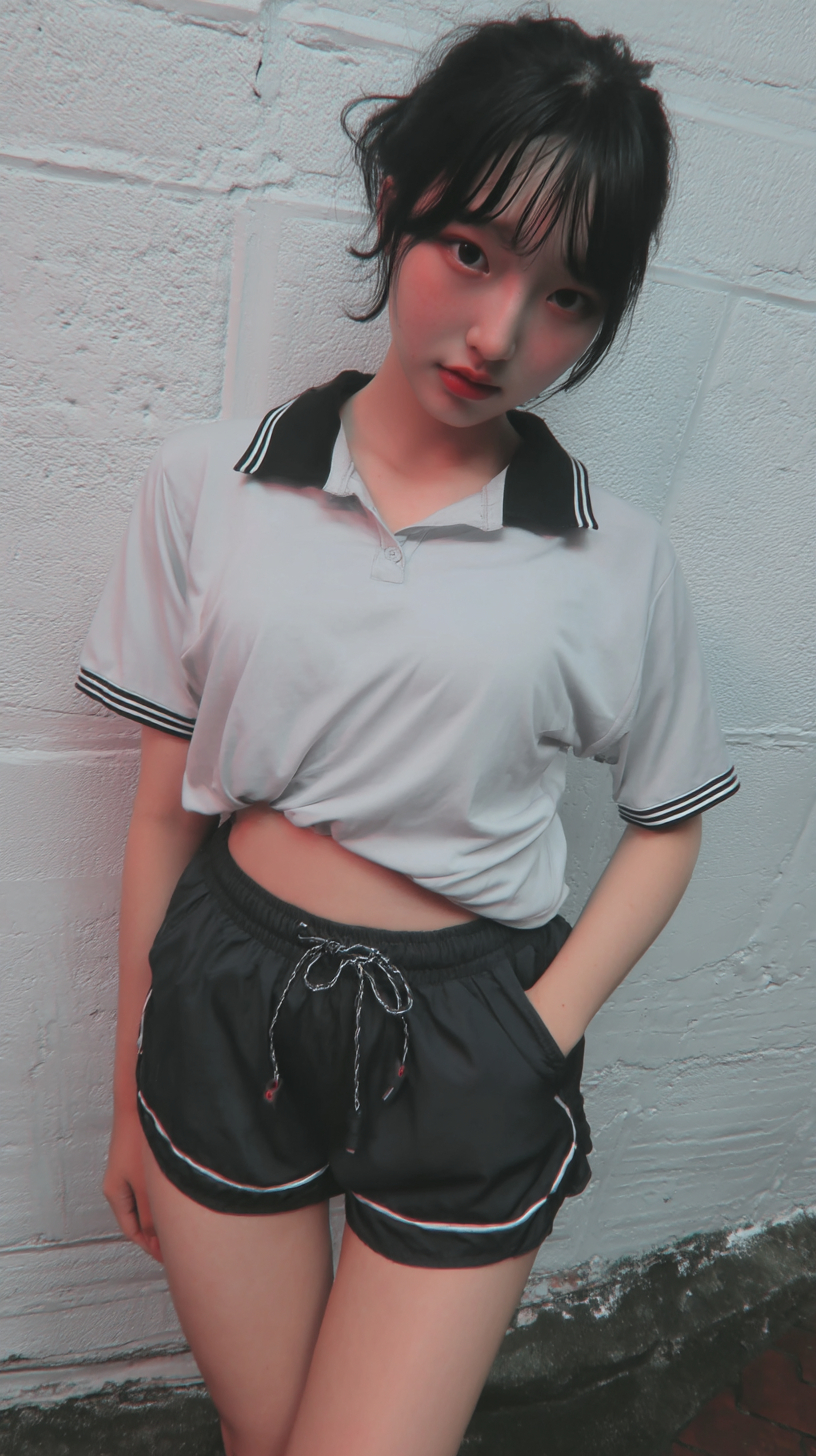一名年轻的中国女高中生穿着舒适的运动服