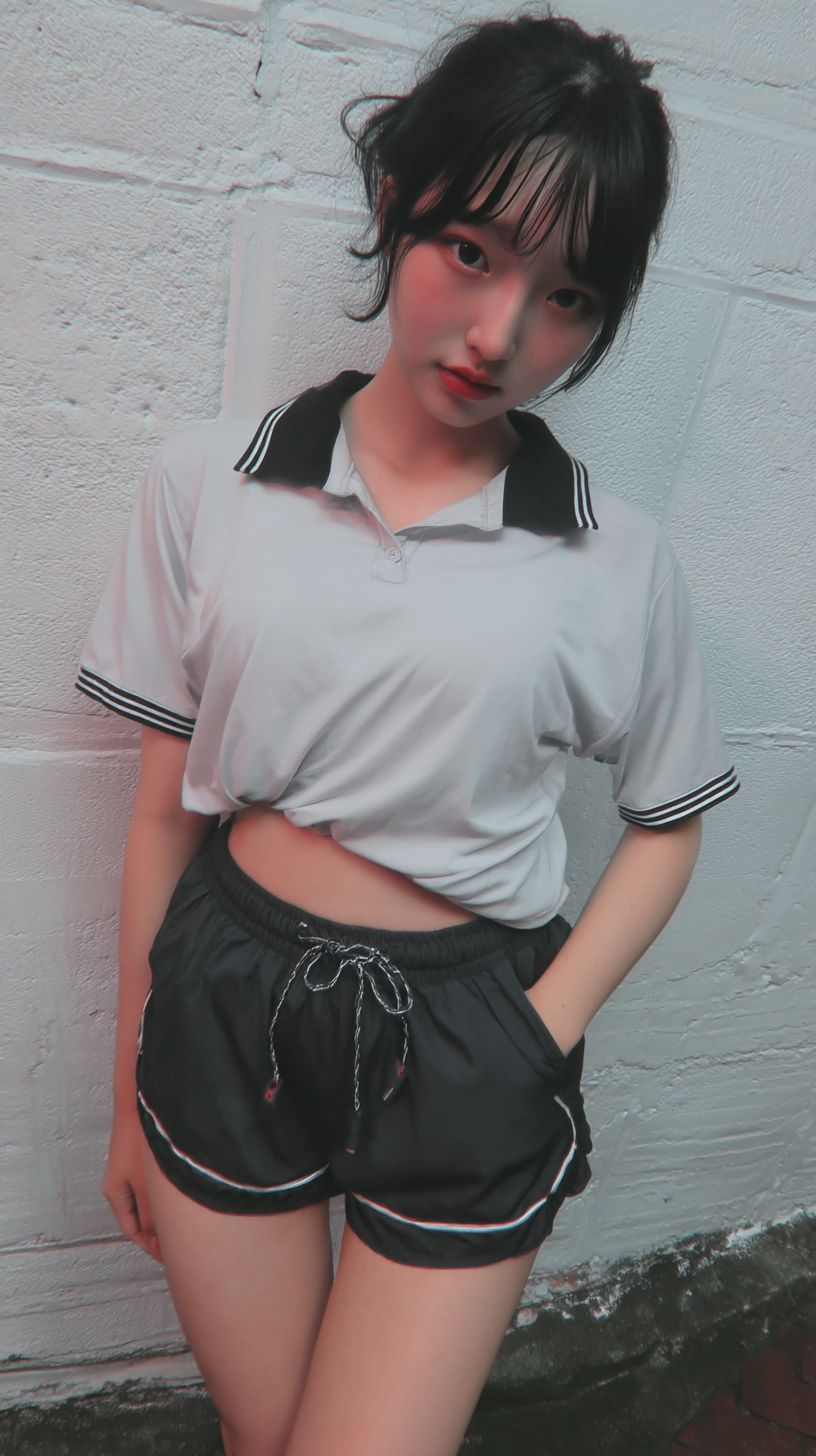 Une jeune élève chinoise de lycée porte une tenue de sport confortable
