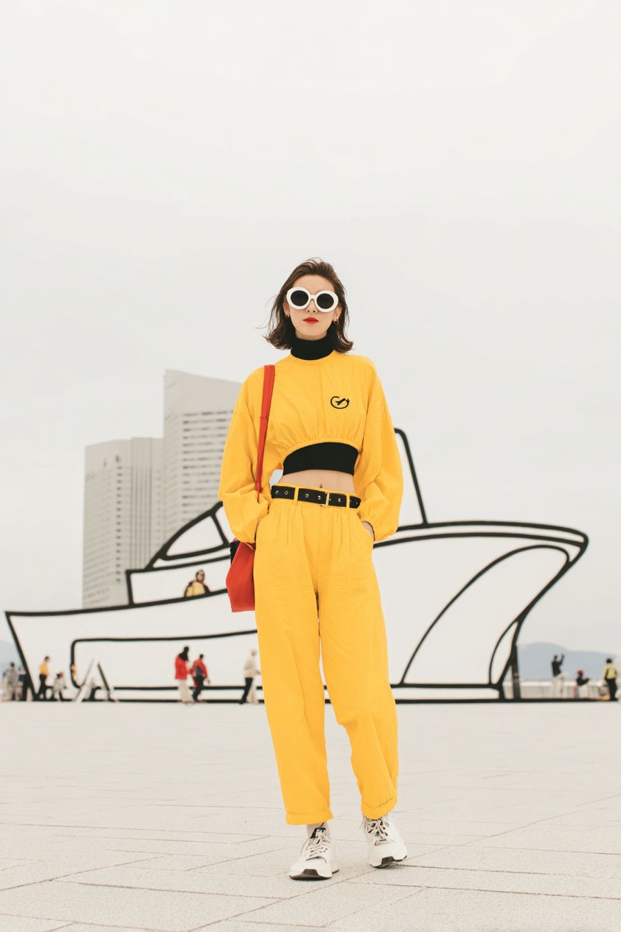 Anne Hathaway com traje futurista