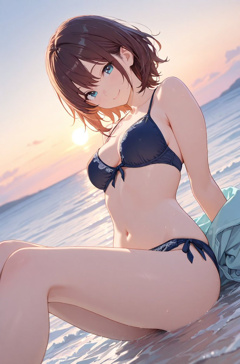 Das Bild zeigt eine junge Frau mit kurzen dunklen braunen Haaren in einem dunkelblauen Bikini, die am Strand sitzt