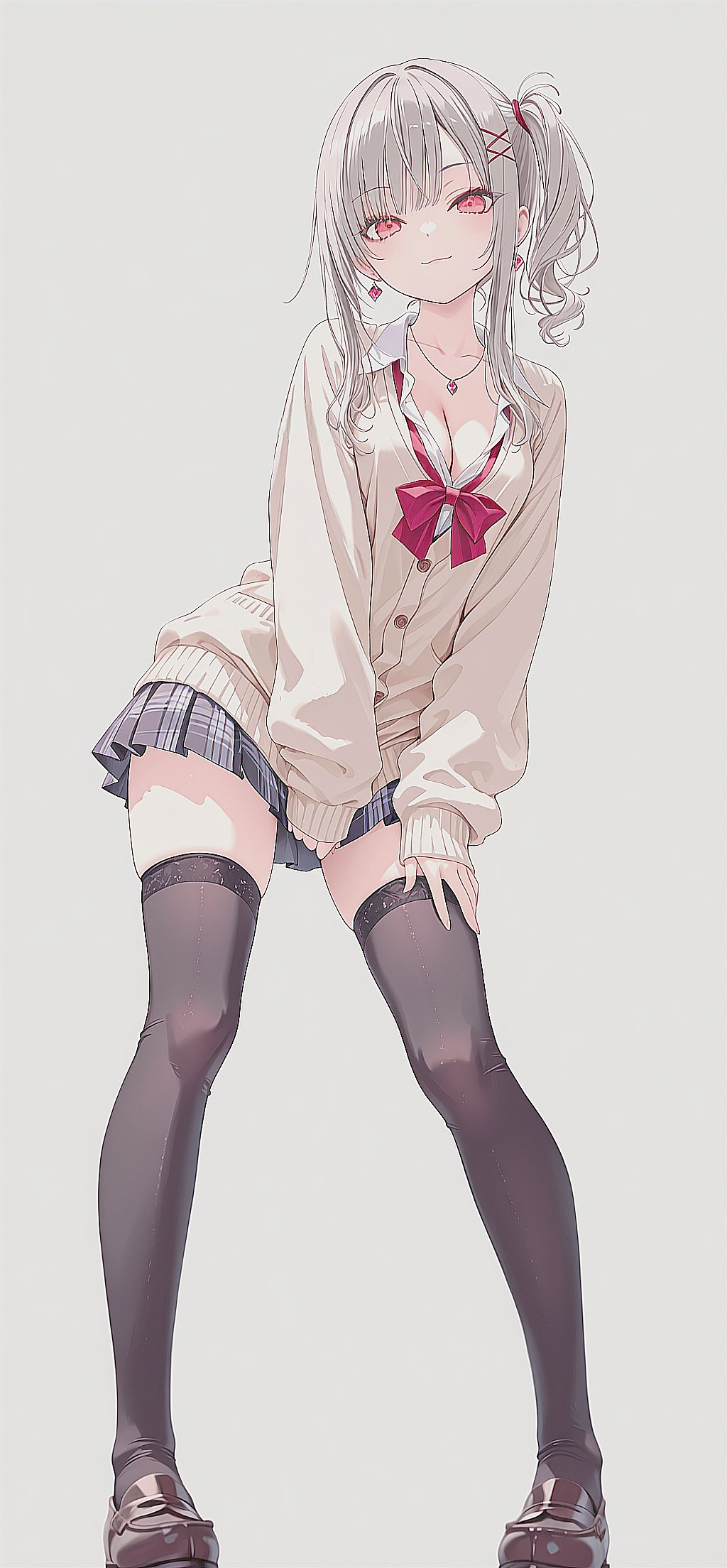 銀髪の少女が白いカーディガンとチェックのミニスカートを着ています