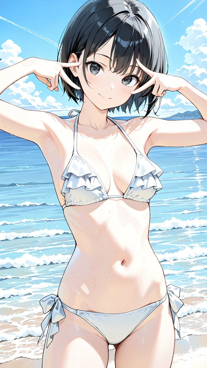 Ein Mädchen im weißen Bikini posiert verspielt am Strand