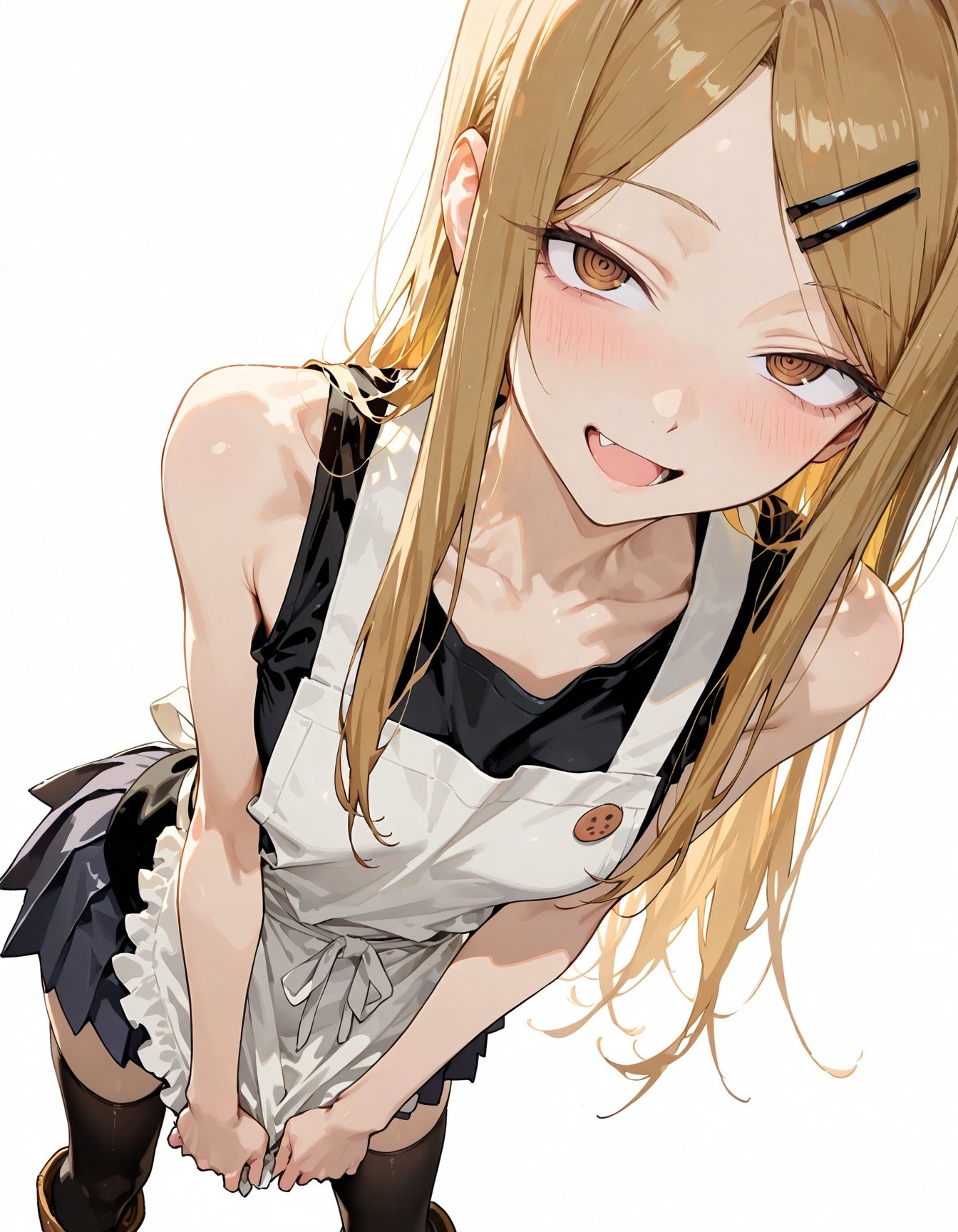金髮少女穿著黑色無袖上衣和白色圍裙，展現出調皮挑釁的眼神和可愛的微笑