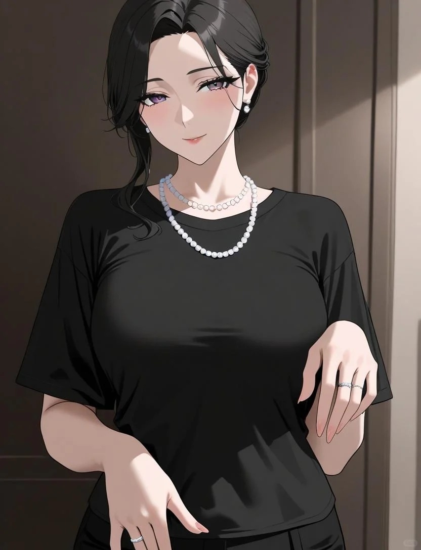 黑发紫瞳女性穿简约黑色T恤，温柔浅笑，适合手机壁纸
