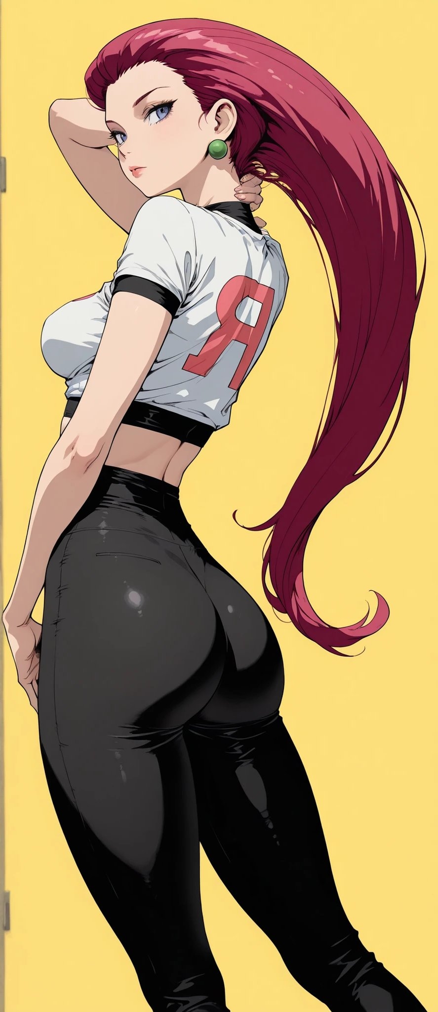 Uma mulher de cabelo ruivo está usando uma camiseta cropped branca e calças de couro pretas