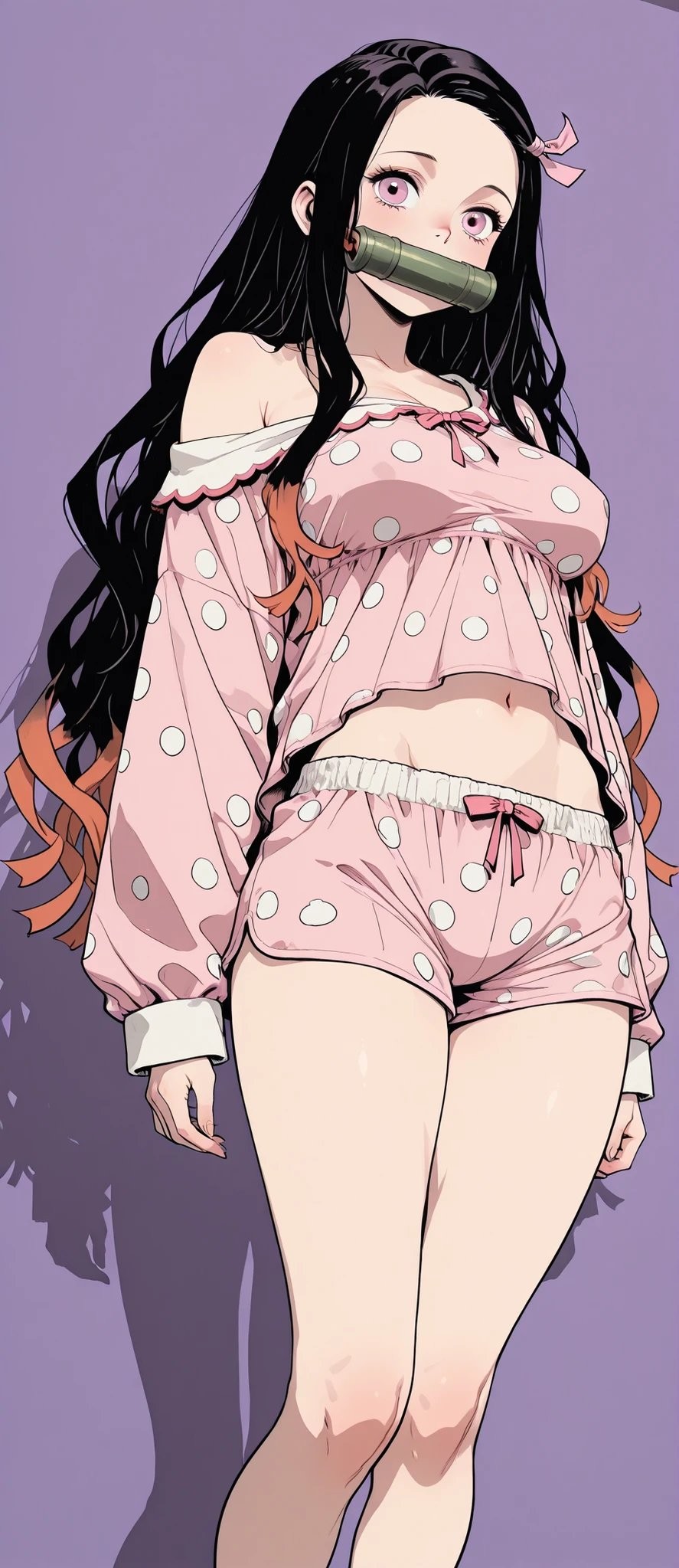 Klassischer Mädchencharakter in rosa gepunkteter Schlafmode mit langen schwarz-orange-gefärbten Haaren und großen lavendelfarbenen Augen