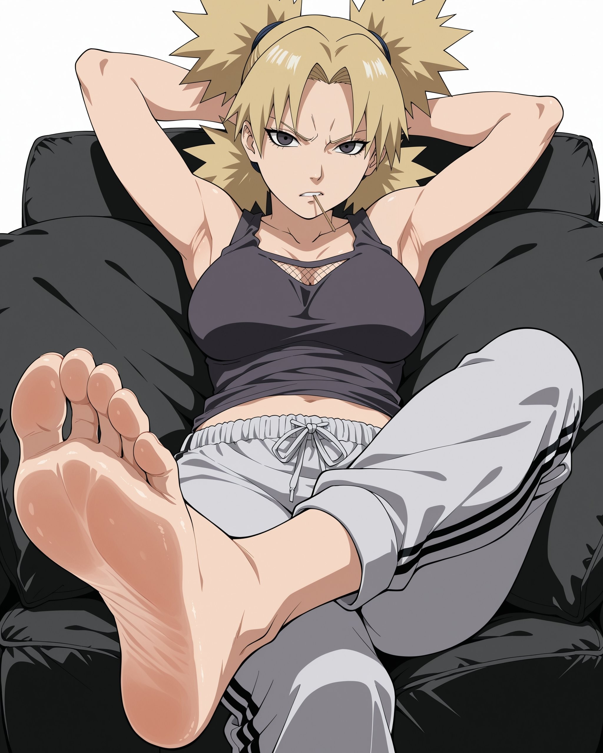 Eine blonde weibliche Figur entspannt sich auf einem Sofa in dunkelgrauer Sportbekleidung