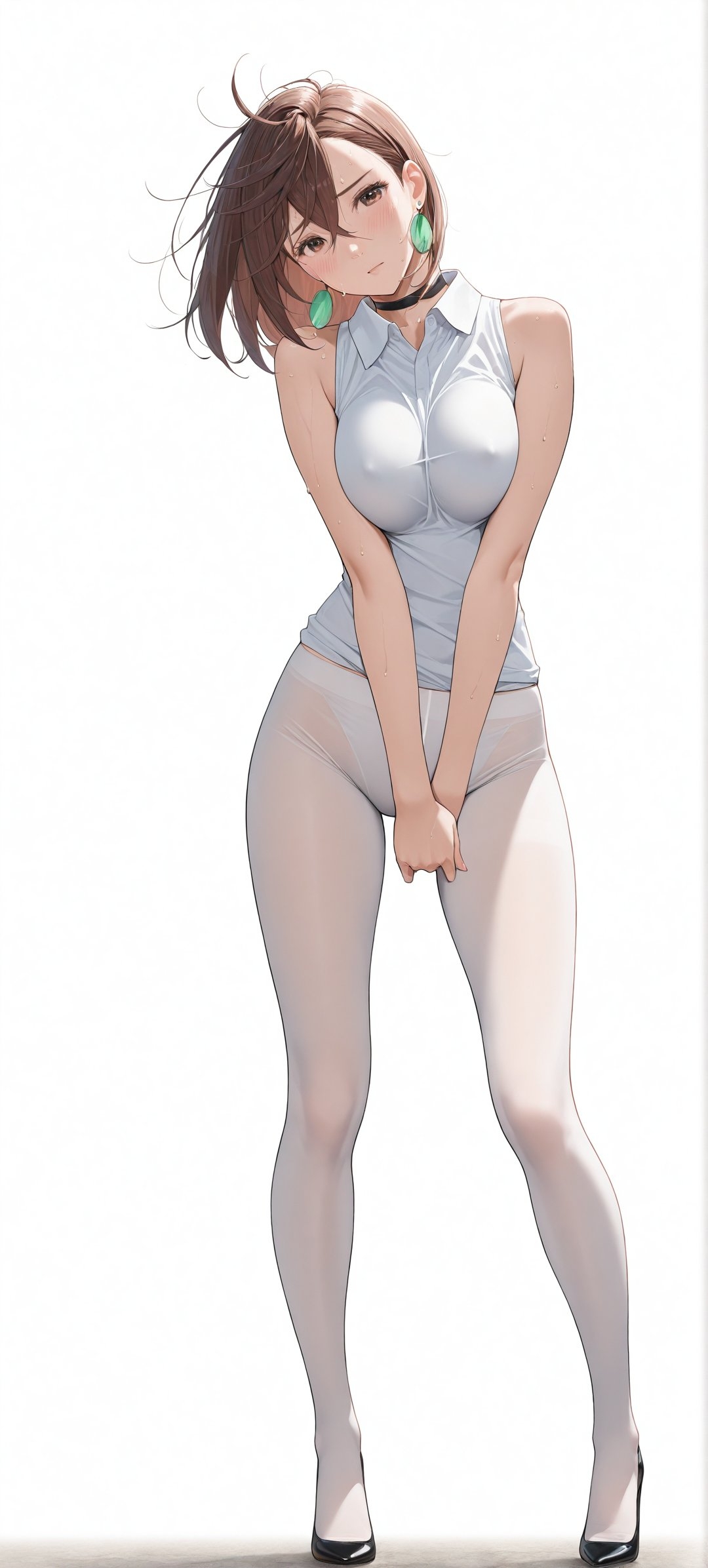 棕色短发女性佩戴绿色耳环和黑色项圈，穿着蓝灰无袖衬衫和高腰紧身裤，展现出羞涩而成熟的气质
