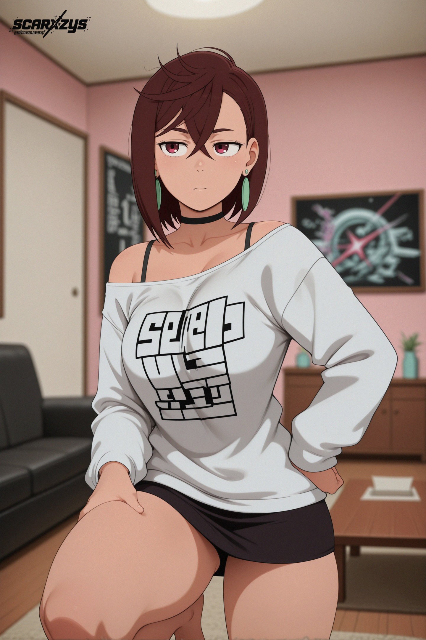 Une femme aux cheveux roux courts portant un sweat-shirt blanc à épaules dénudées et un short noir, accessoirisée avec des boucles d'oreilles verdes et un collier noir