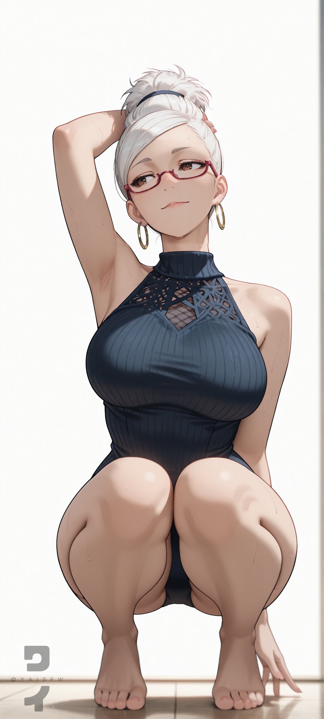 銀髪の女性が赤いフレームの眼鏡と黒のハイネックオールインワンを合わせている