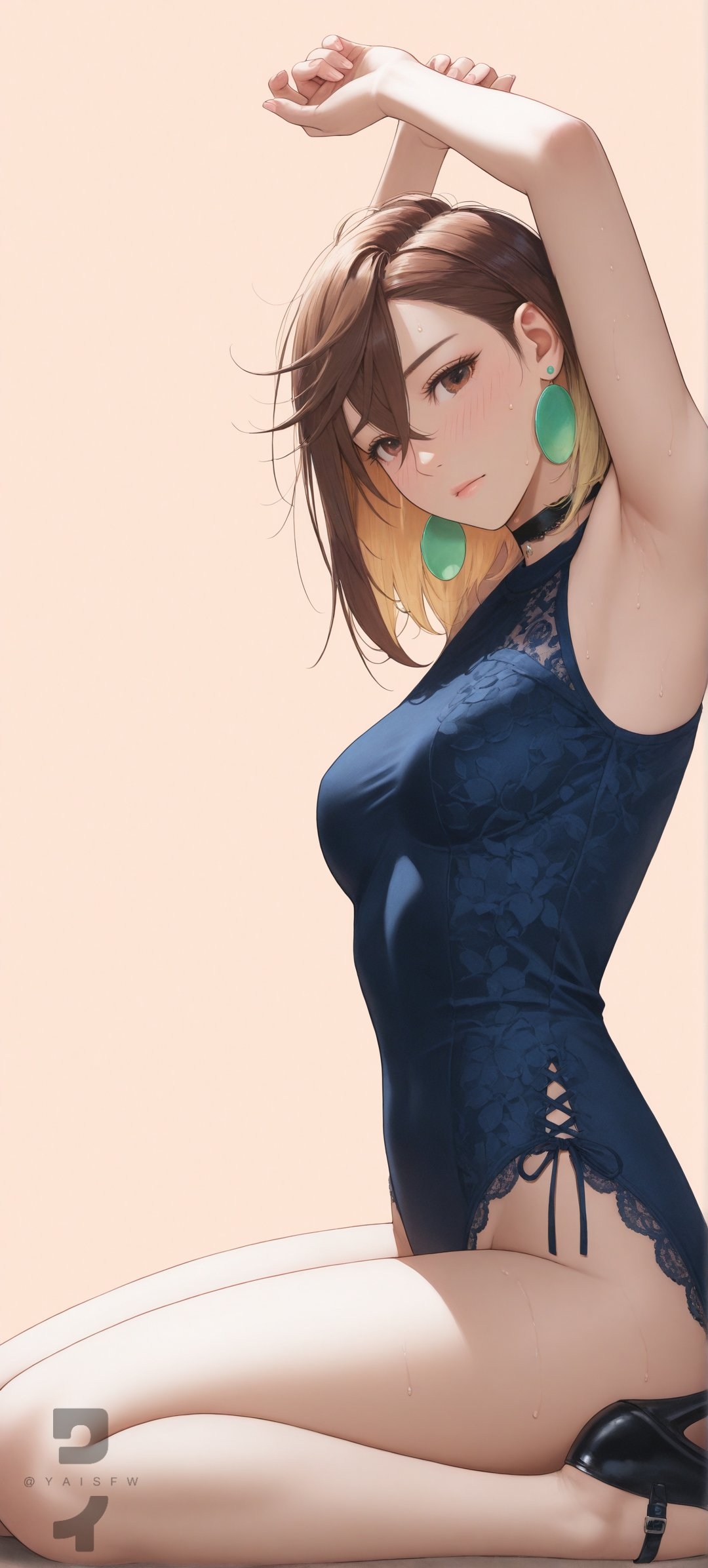 女子穿深蓝蕾丝连体衣，搭配翠绿耳饰和颈间choker，展现成熟妩媚气质