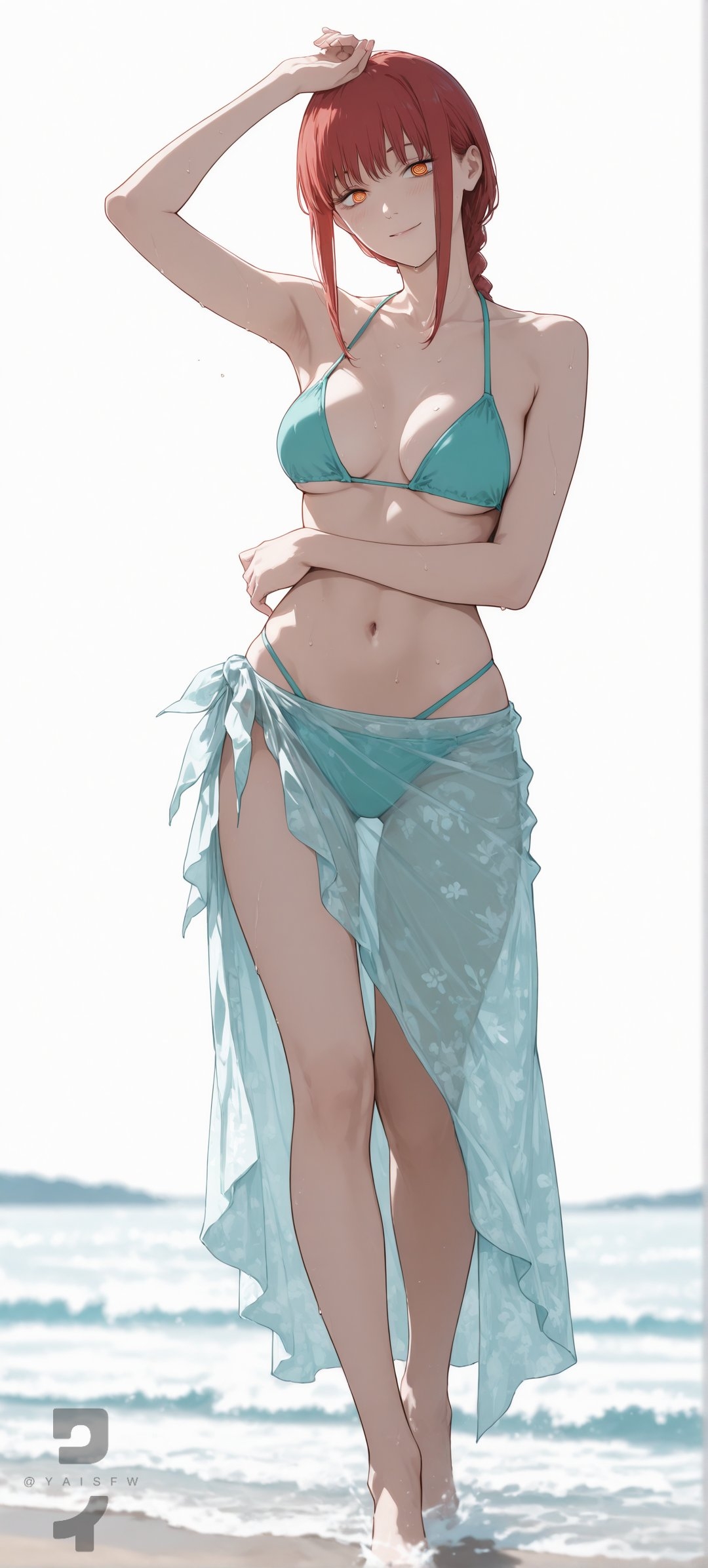 Ein rothaariges Mädchen steht am Strand in einem mintgrünen Bikini und einem Blumenkleid