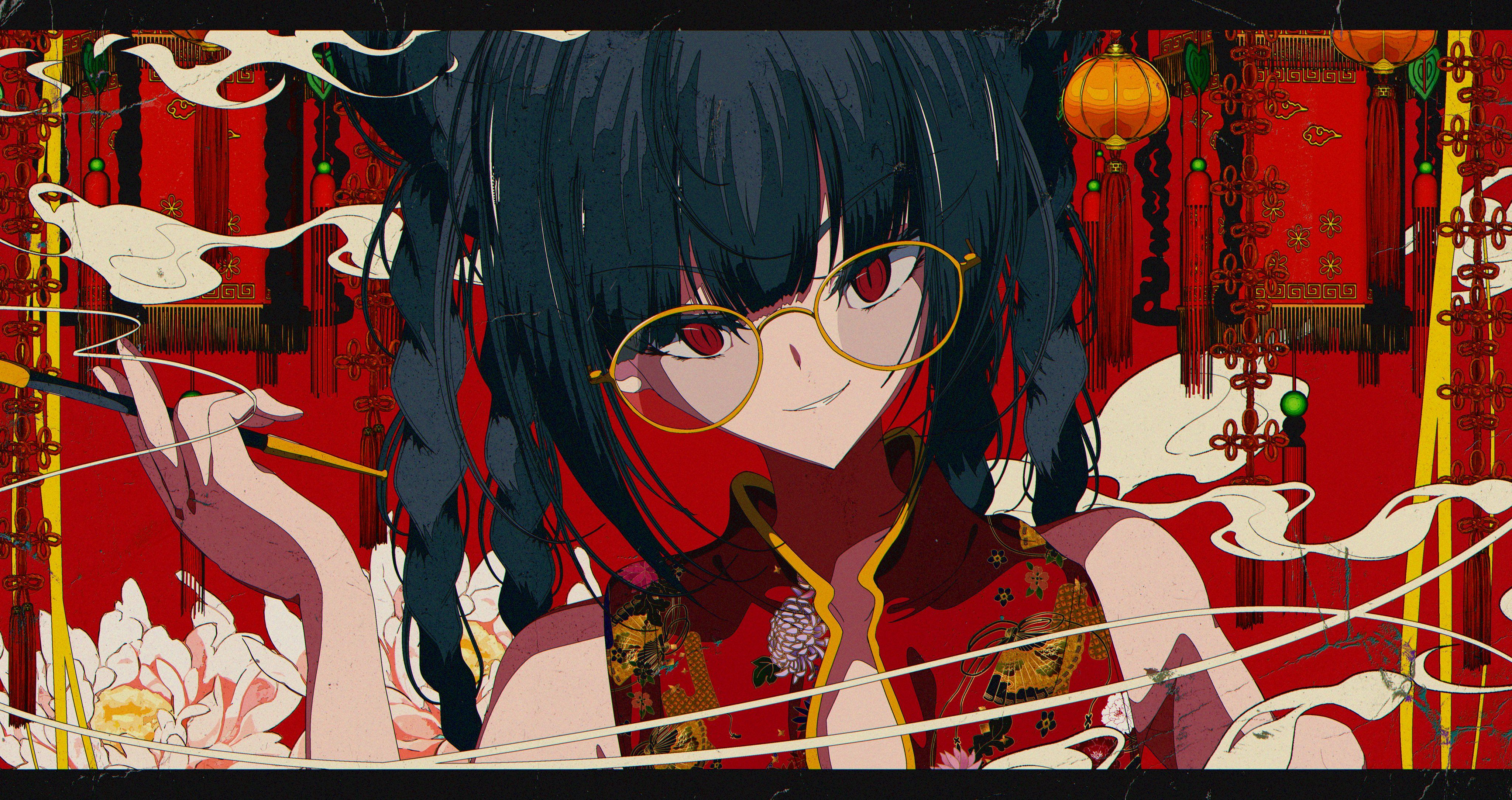Schwarzhaariges Mädchen mit goldgerahmter runder Brille trägt ein rotes besticktes Qipao und hält eine Rauchpfeife