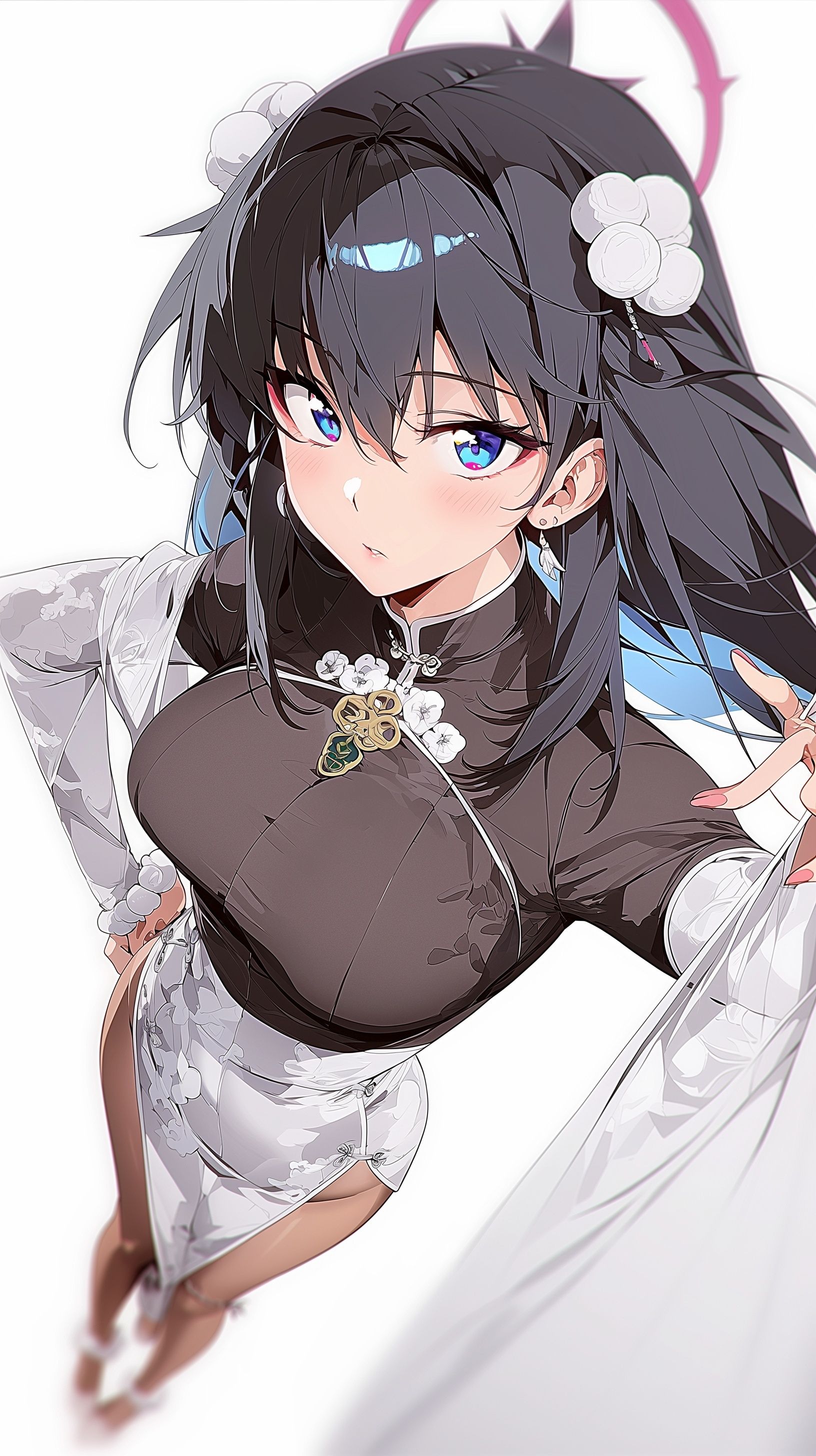 Composición dinámica de alto ángulo con una chica en ajustado atuendo oriental, enfoque en los ojos con la imagen difuminándose hacia los pies. El atuendo presenta detalle intrincado al estilo de la animación japonesa.
