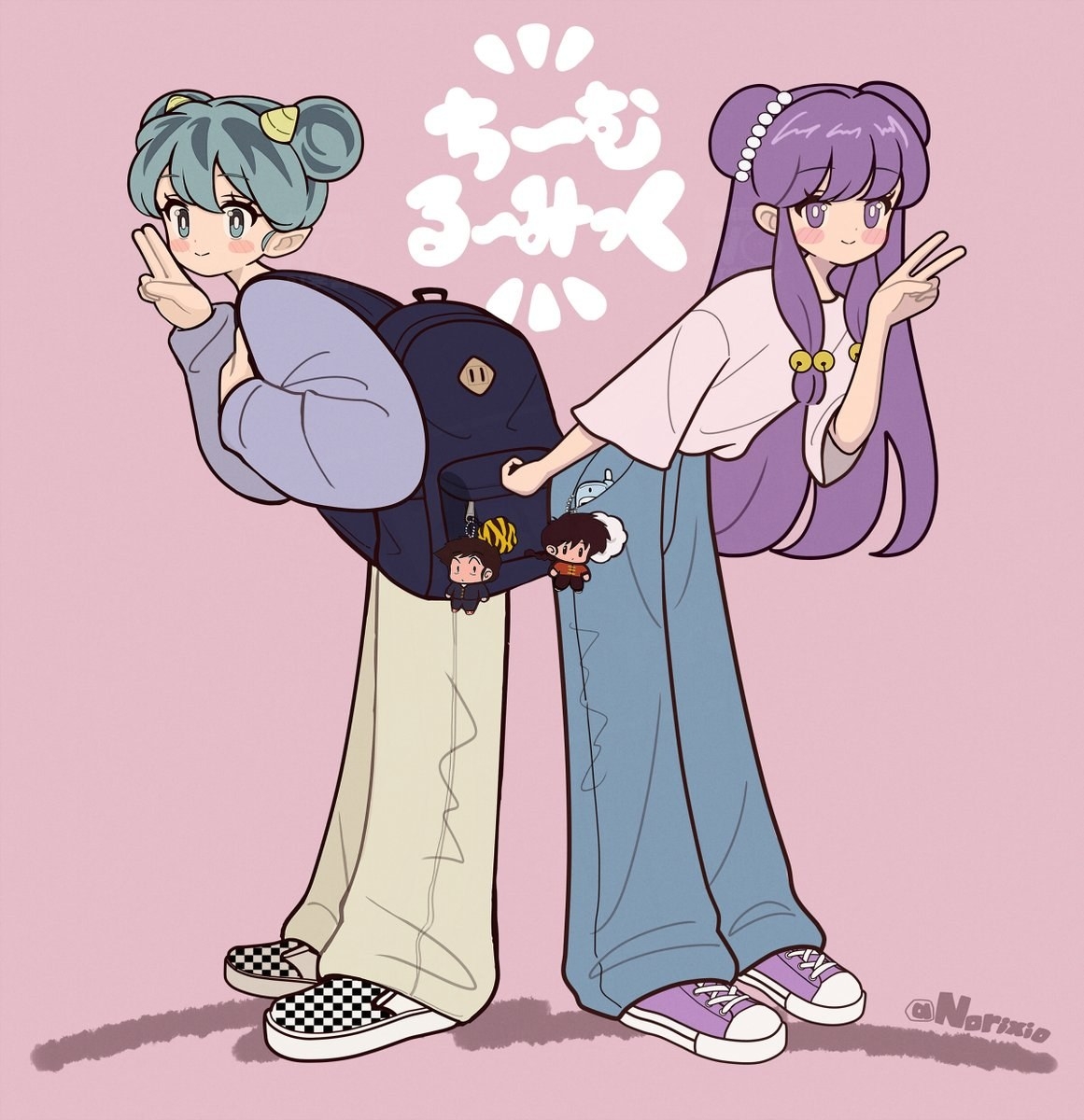 Deux filles de style anime se tiennent dos à dos devant un fond rose, chacune portant des tenues différentes et faisant des signes de ciseaux.