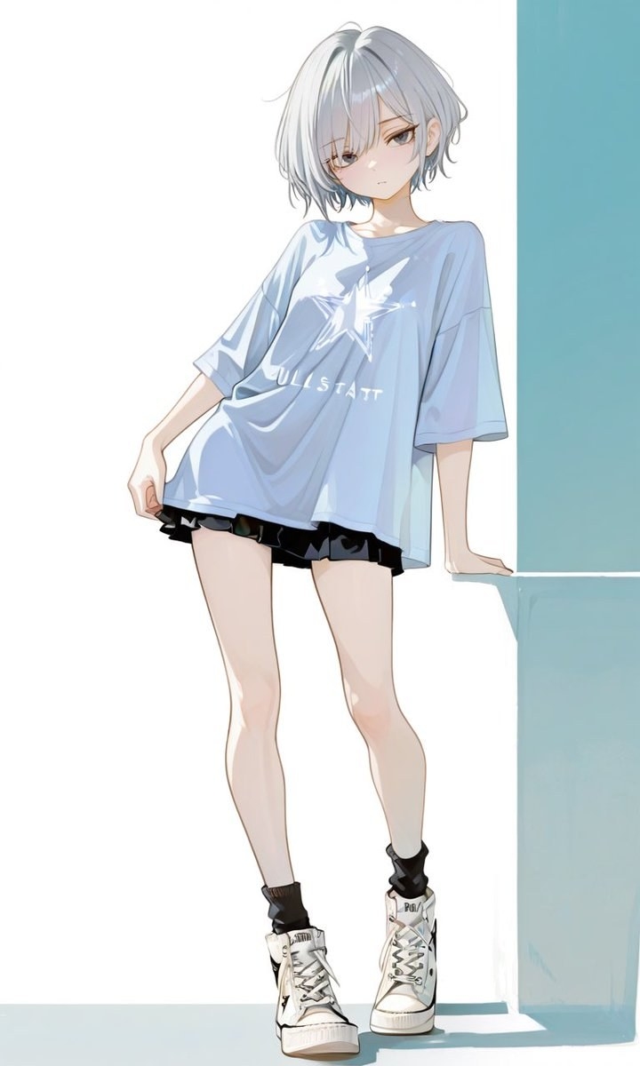 Une fille d'anime aux cheveux courts gris porte un t-shirt bleu clair et une jupe noire