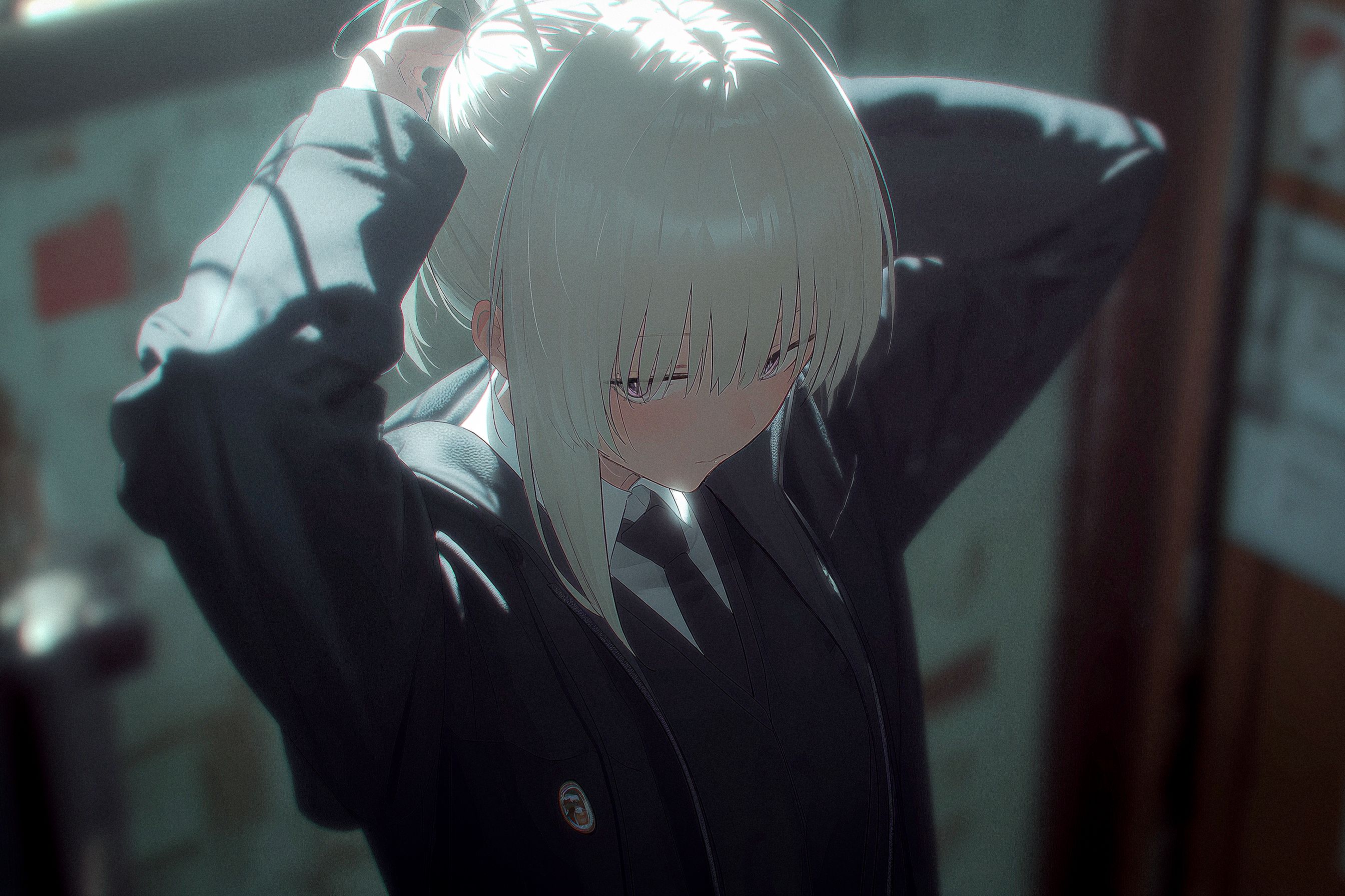 銀髪の少女が黒い制服でポニーテールを整えている