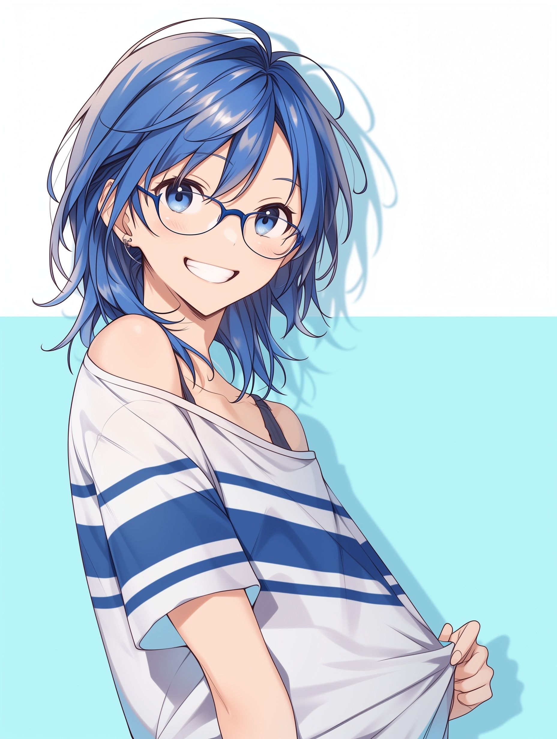 La fille sourit avec les yeux bleus et les cheveux bleus, dans une coupe de loup, portant un chemisier à rayures bleues et blanches à une épaule, des lunettes, tirant sur l'ourlet de son chemisier.
