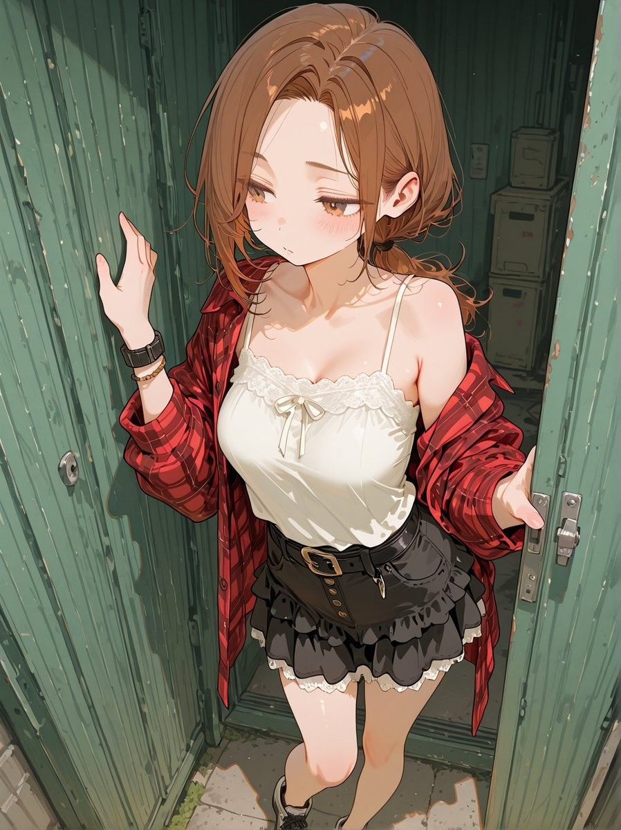 Une fille d'anime aux cheveux bruns en débardeur blanc et jupes noires se tient devant une vieille porte en fer