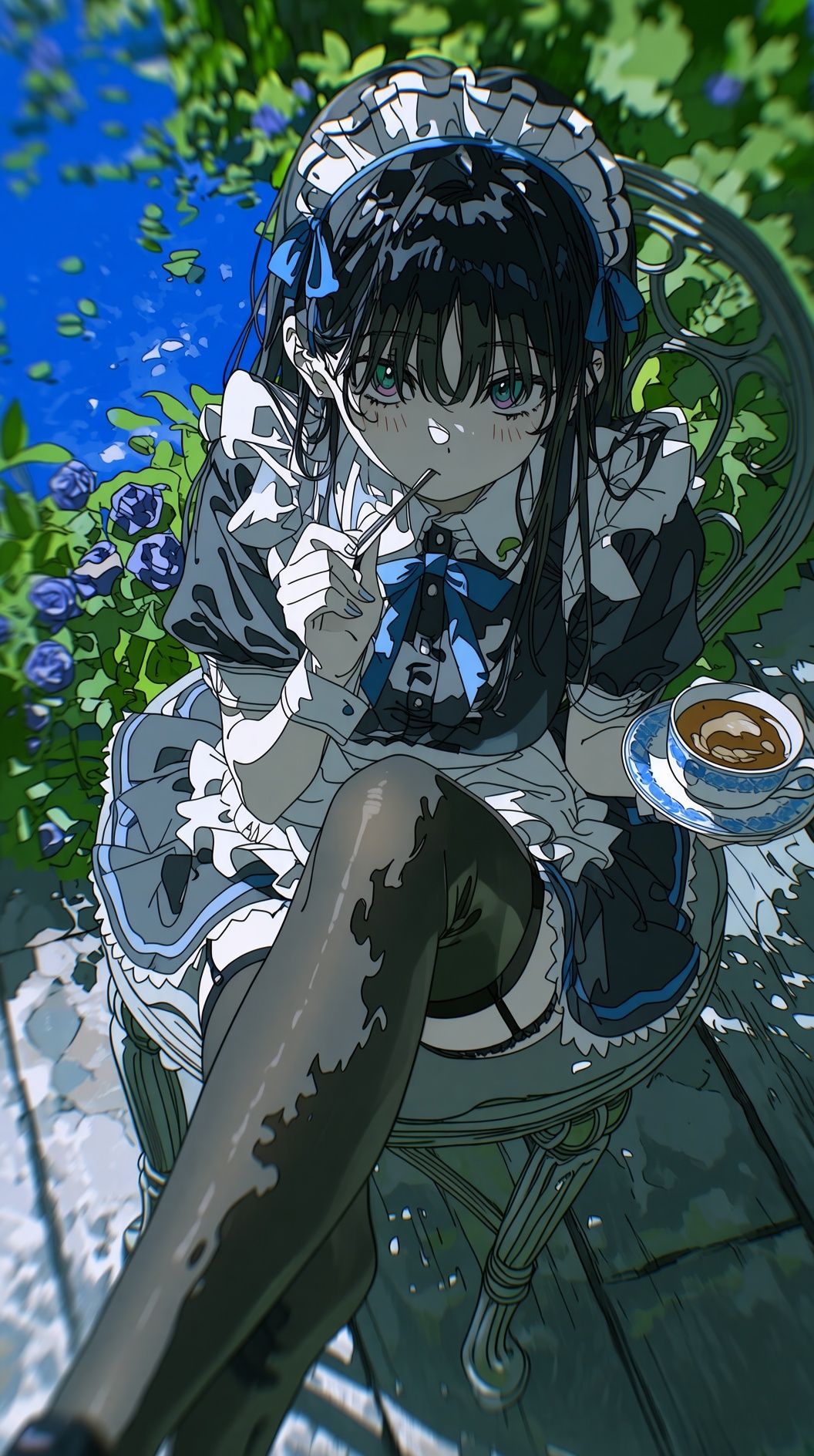 Ein junges Anime-Mädchen im Dienstmädchen-Outfit sitzt in einem Garten und trinkt Tee