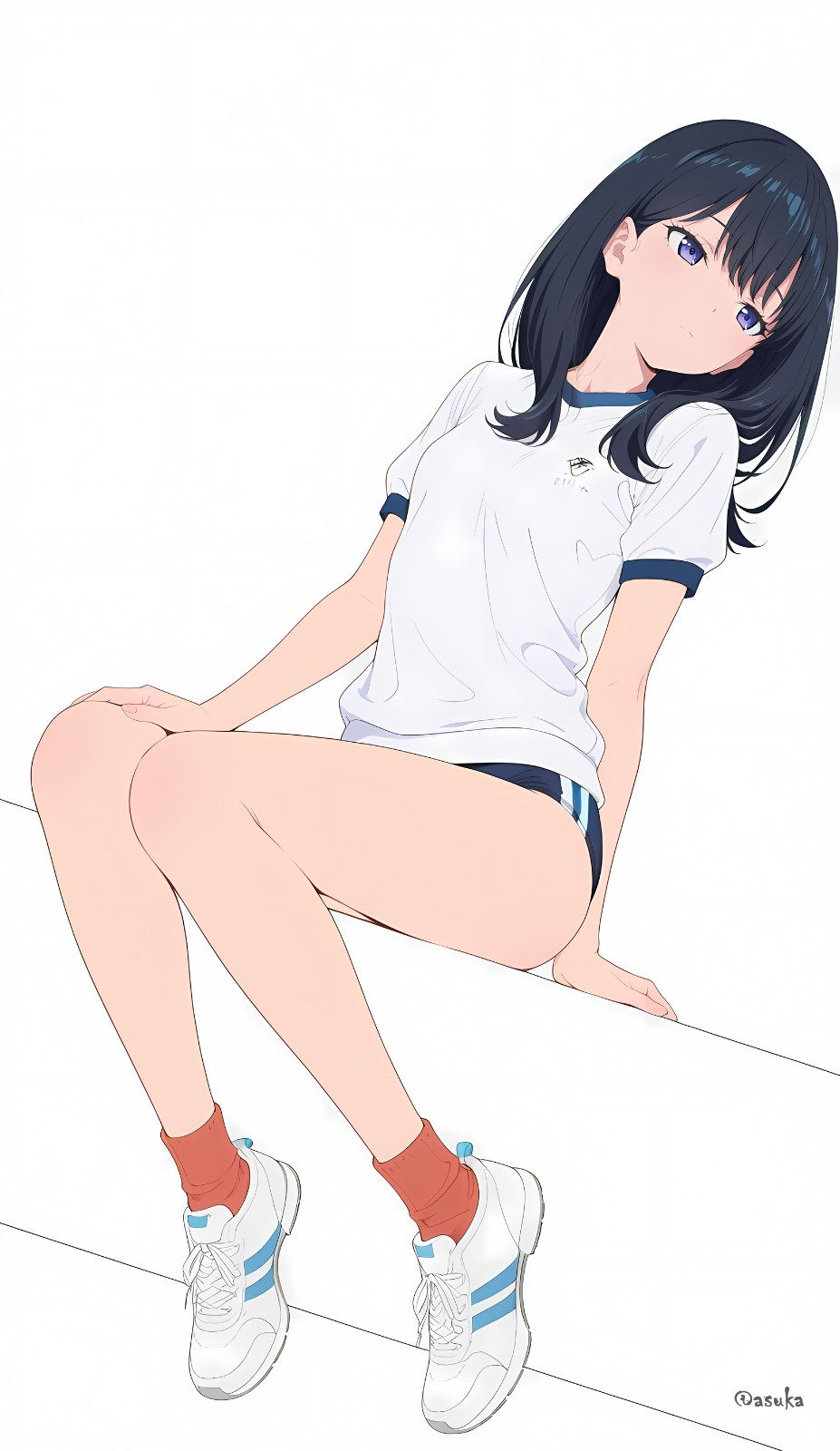 一位黑長髮動漫少女穿著白色藍邊體操服和深藍短褲坐在台階上