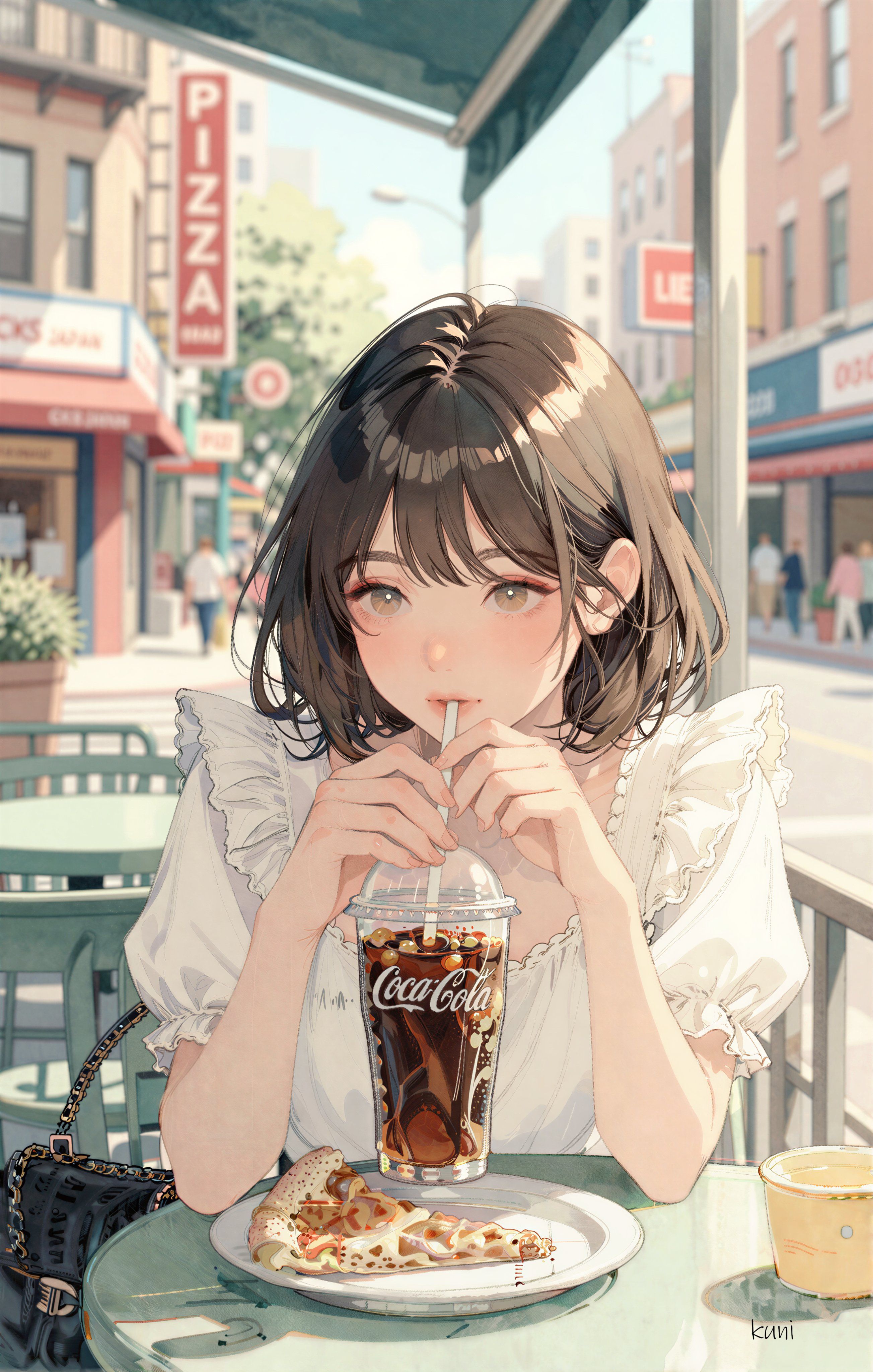 短い茶色のボブヘアの女の子が屋外カフェのテーブルでコーラを飲んでいて、白いフリルのブラウスを着て、ピザのスライスと小さなコーヒーのカップが横にある。