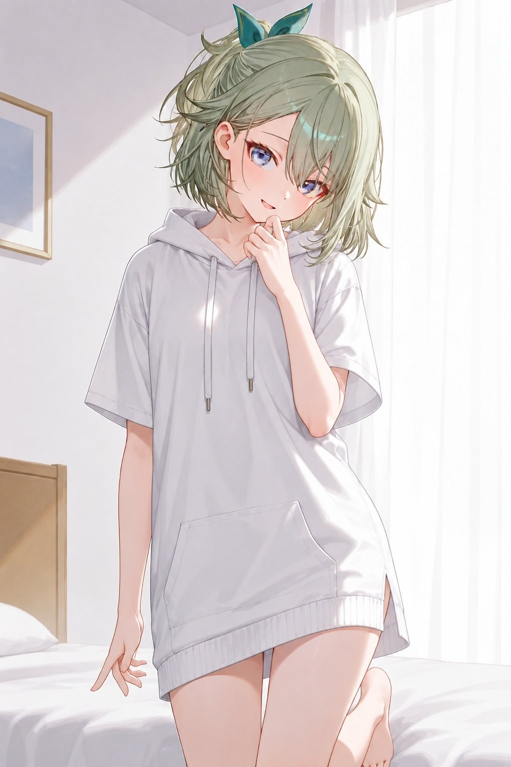 Ein kurzhaariges Mädchen im weißen Hoodie kniet auf dem Bett