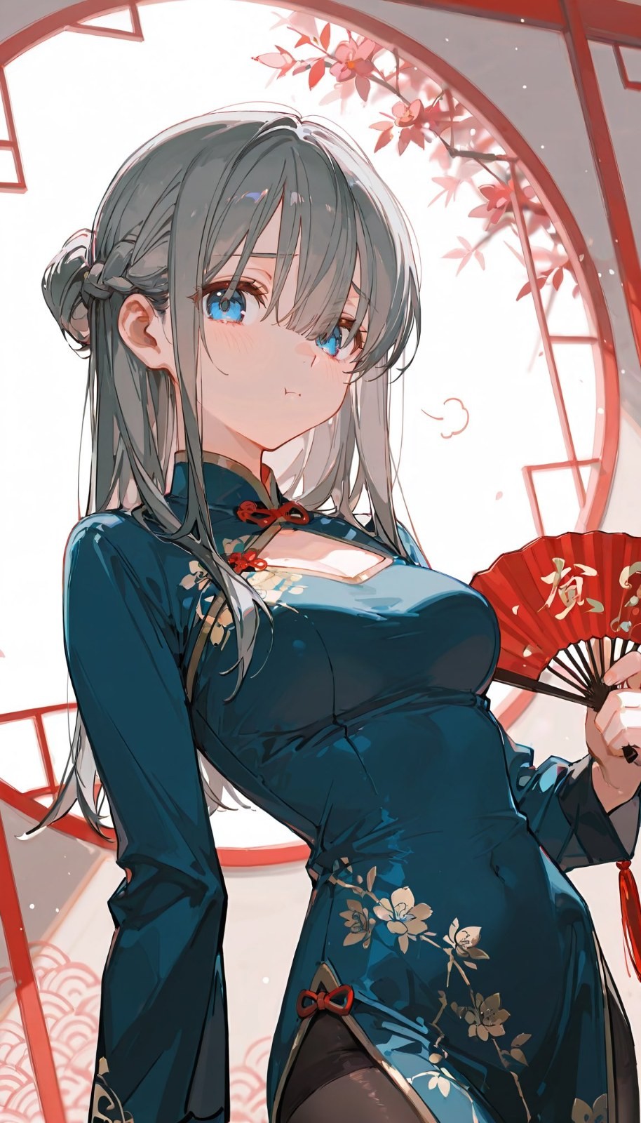 Mujer de anime con un qipao bordado sosteniendo un abanico rojo