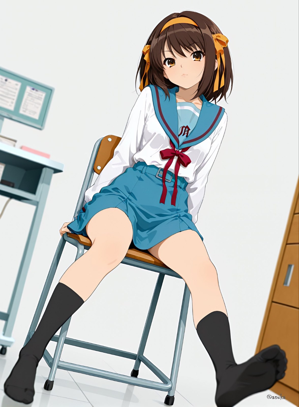 Une fille d'anime aux cheveux bruns en uniforme de marin est assise sur une chaise de classe