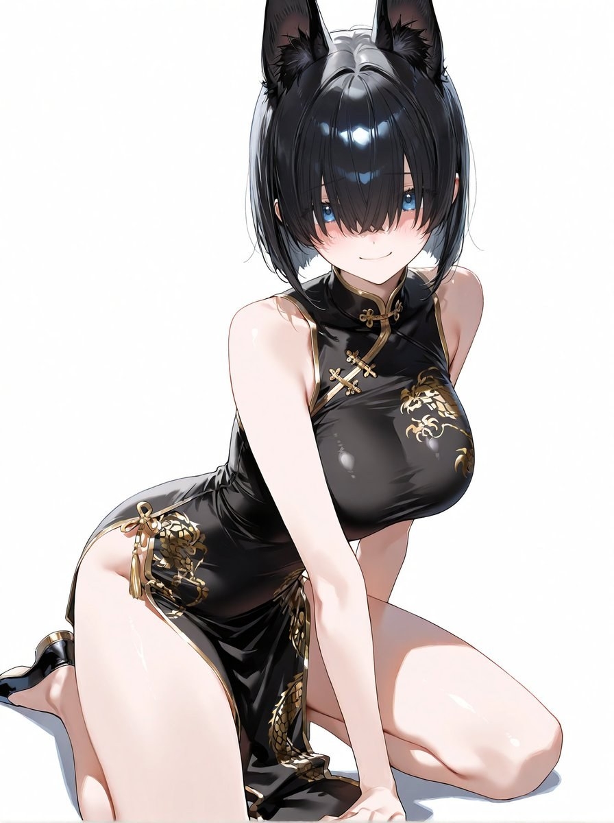 Eine Frau mit kurzen schwarzen Haaren und blauen Augen trägt ein glänzendes schwarzes ärmelloses Qipao