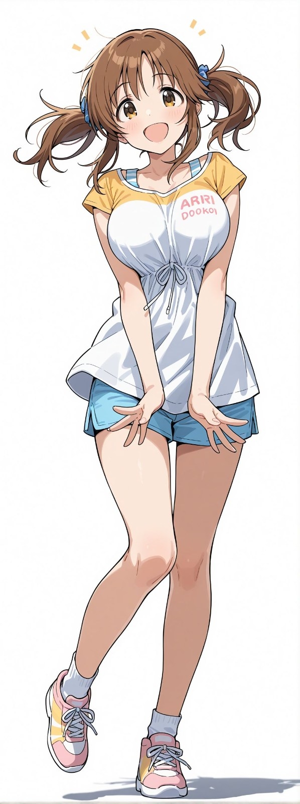 Ein Mädchen in einem gelb-weißen Oberteil und blauen Shorts zeigt ein strahlendes Lächeln mit einem blauen Haarschmuck