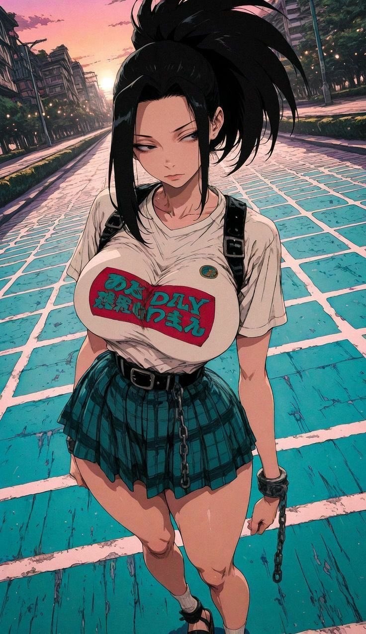 Uma mulher de cabelo preto está na rua vestindo uma camiseta branca com texto vermelho e uma saia curta quadriculada verde