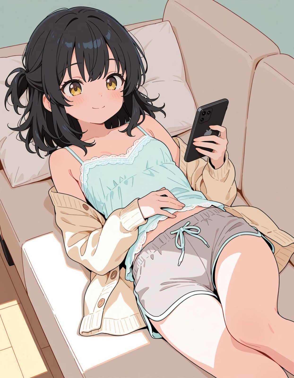 黒髪の少女が薄い青のレースキャミソールとグレーのショートパンツ、ミルク色のカーディガンを着て、黒いスマートフォンを持つ
