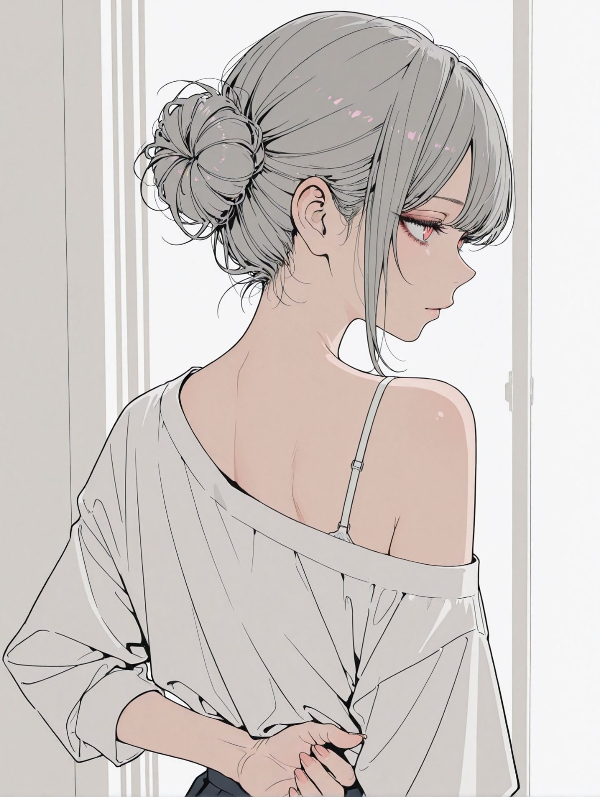 은회색 머리의 여성이 조용히 서 있고, 느슨한 셔츠가 어깨에서 흘러내리며, 표정은 담담하고 차분하다