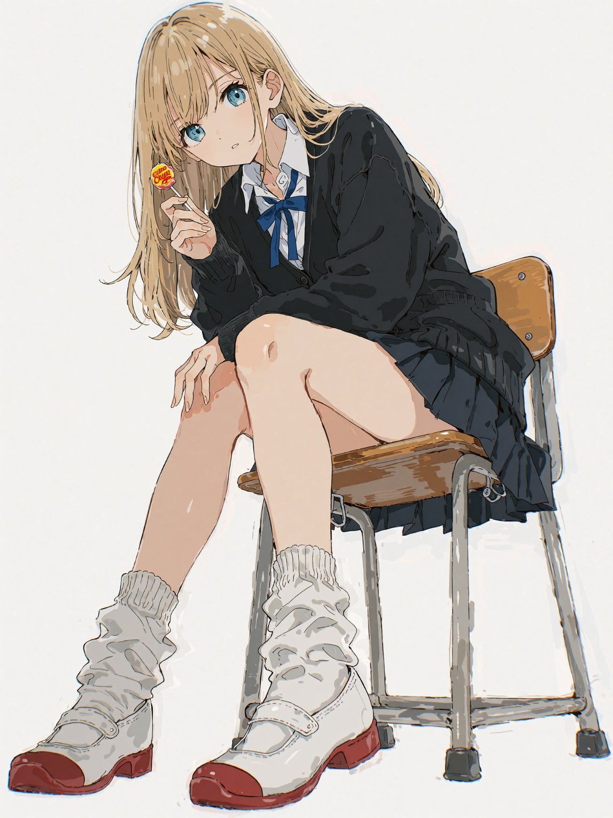 一位金髮碧眼少女穿著黑色開衫與白襯衫並舉著棒棒糖