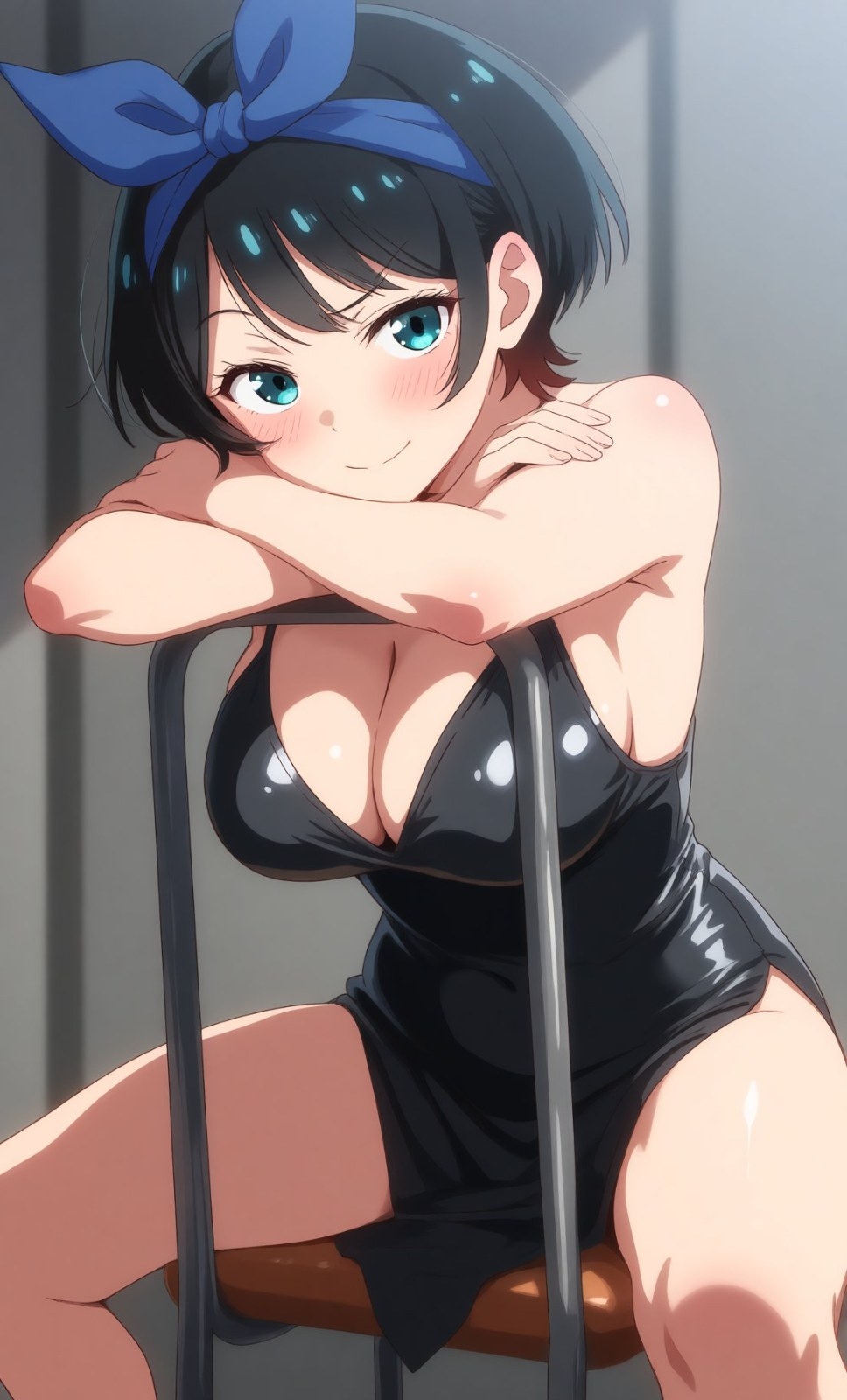 Femme anime aux cheveux noirs courts en maillot noir brillant à califourchon sur chaise