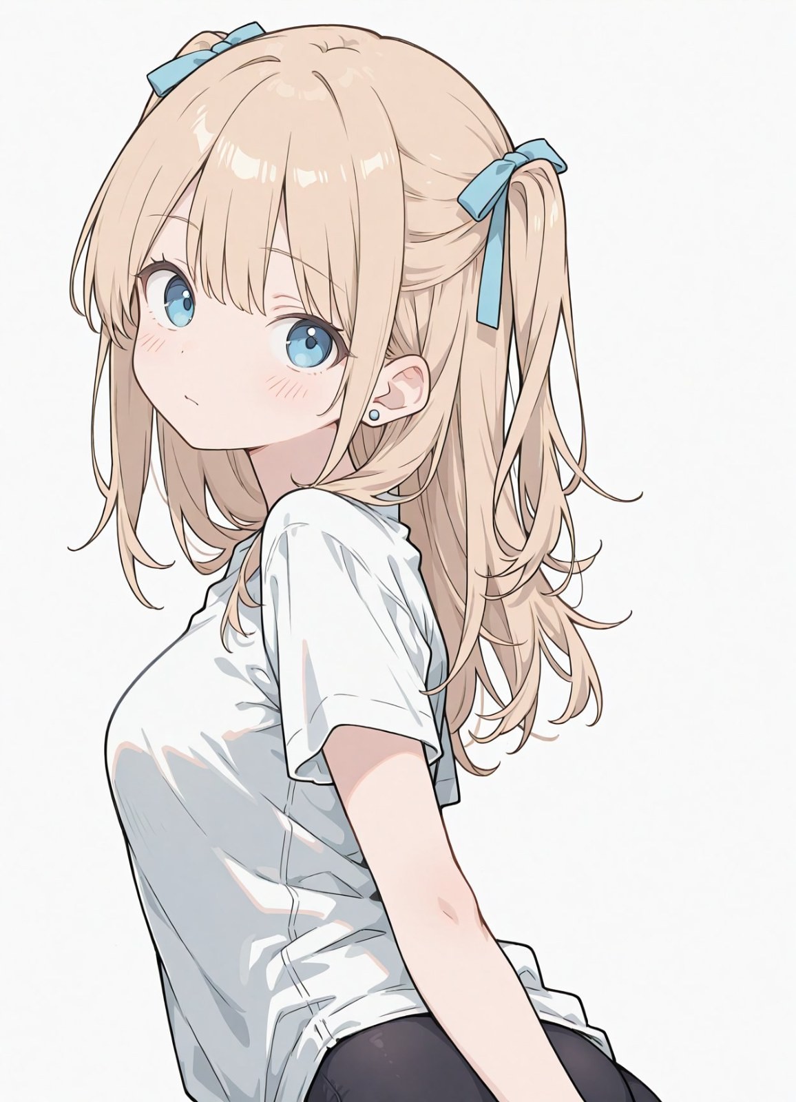淺金髮少女白T黑褲藍眼回眸