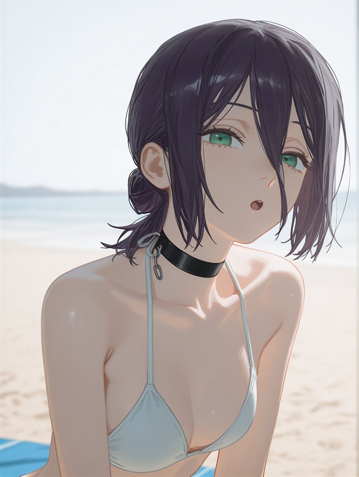 Personaje femenino de anime con cabello corto morado oscuro en bikini claro sentada en la playa