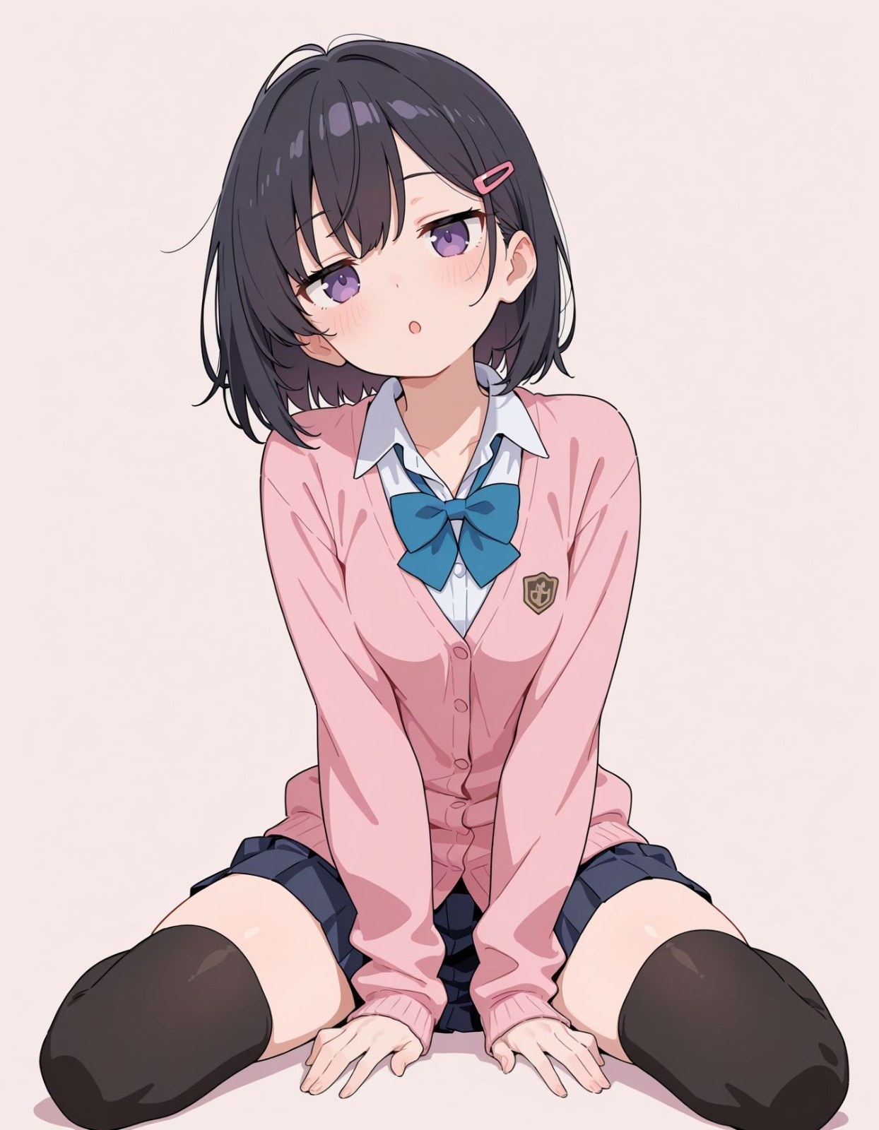 Chica anime de pelo negro corto sentada en W sobre fondo claro lleva cárdigan rosa camisa blanca lazo azul falda plisada negra medias altas