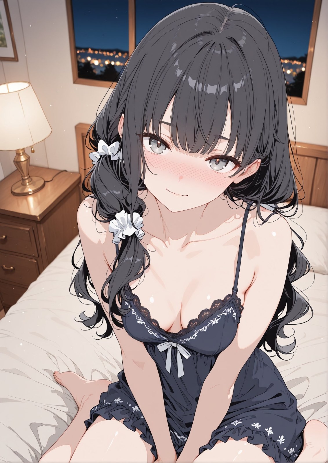 Femme anime aux longs cheveux noirs en nuisette en dentelle bleu marine assise sur le lit