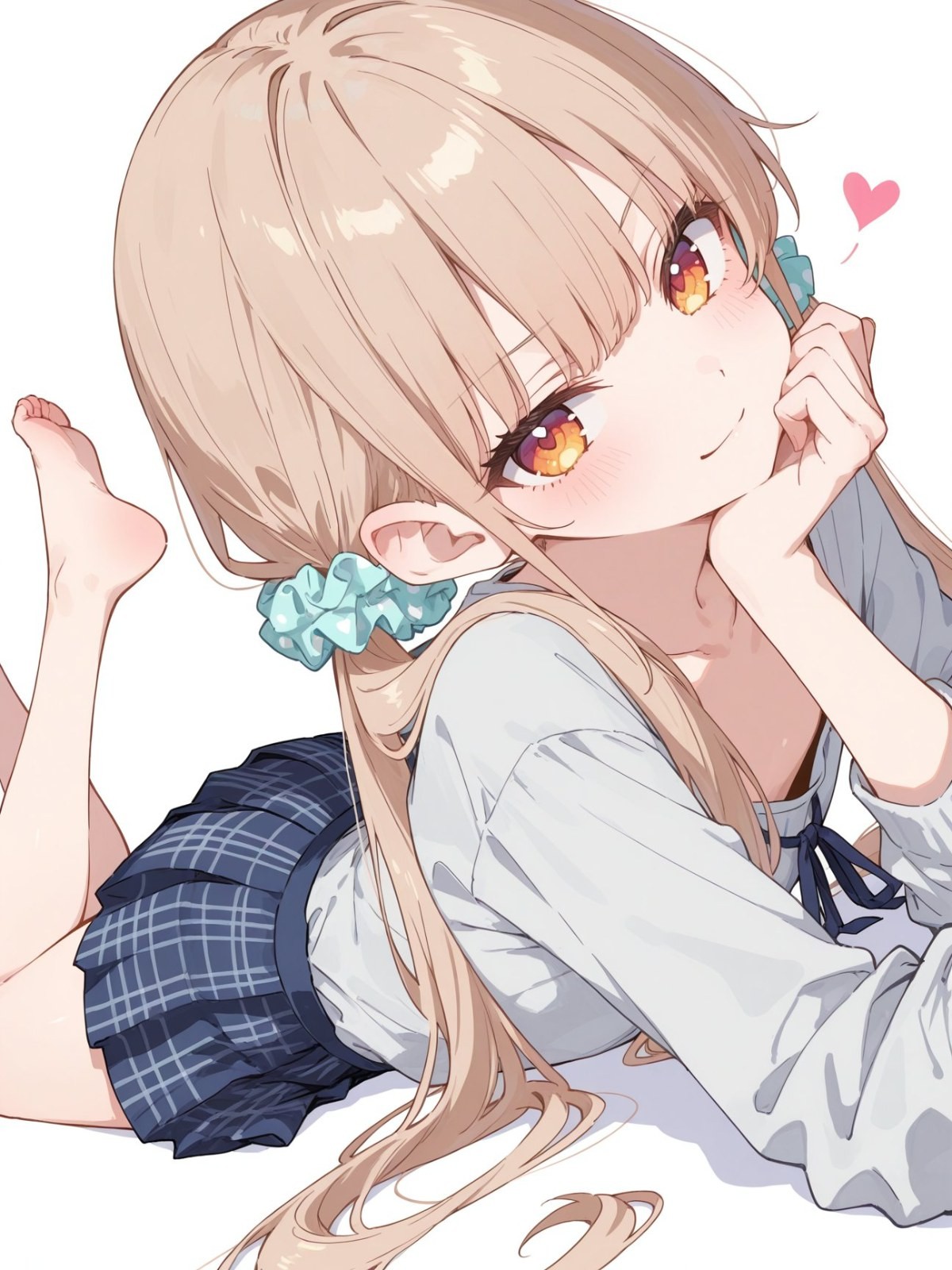 浅棕长发动漫少女穿灰色上衣与蓝格裙俯卧白底
