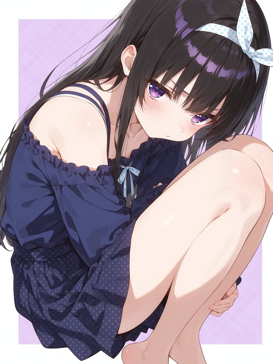 Chica anime de pelo largo negro sentada abrazando rodillas, diadema de lunares blancos, ojos morados, vestido azul marino de hombros descubiertos