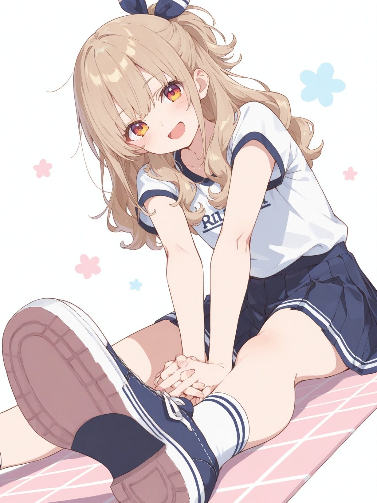 金髮高馬尾動漫少女穿水手服坐粉色格子墊笑容燦爛
