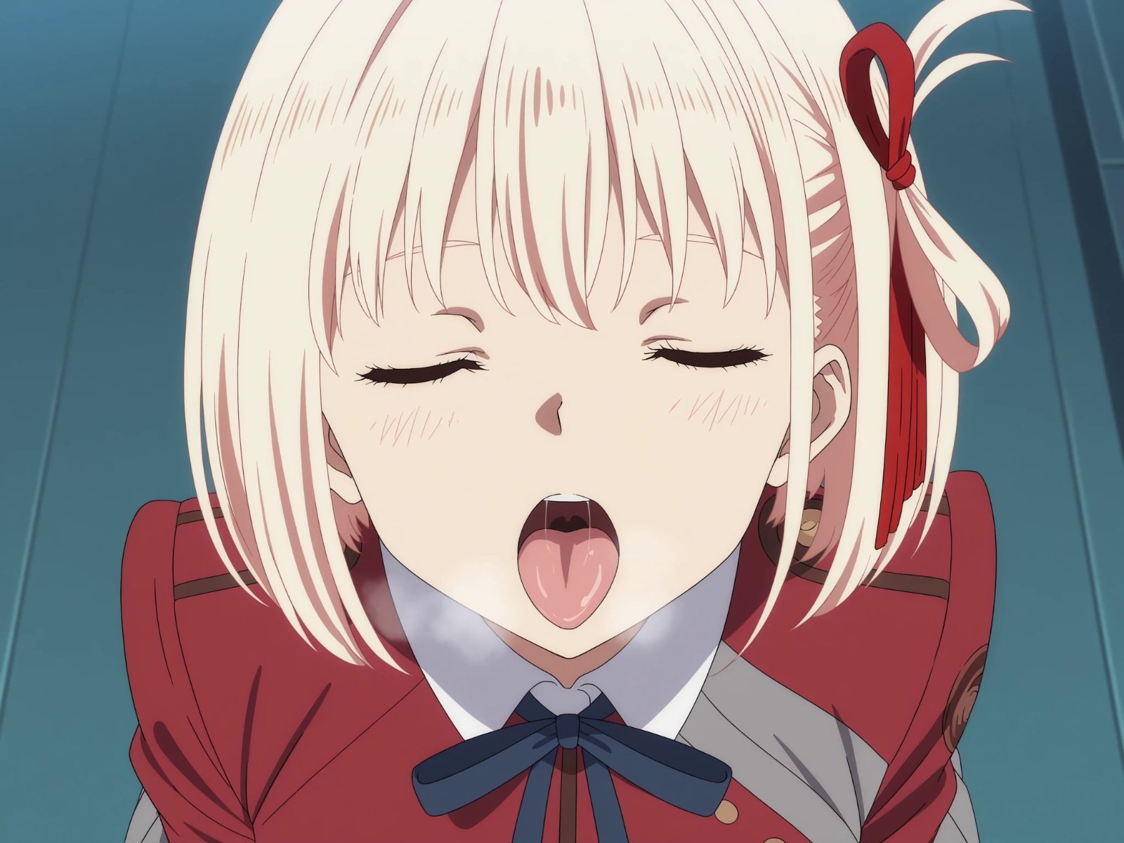 淺粉短髮動漫少女穿紅制服做搞怪表情