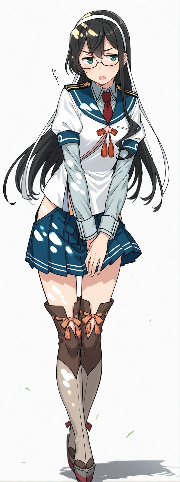 眼鏡をかけた黒髪ロングのアニメ少女が青白セーラー服と茶色のニーハイブーツで立つ