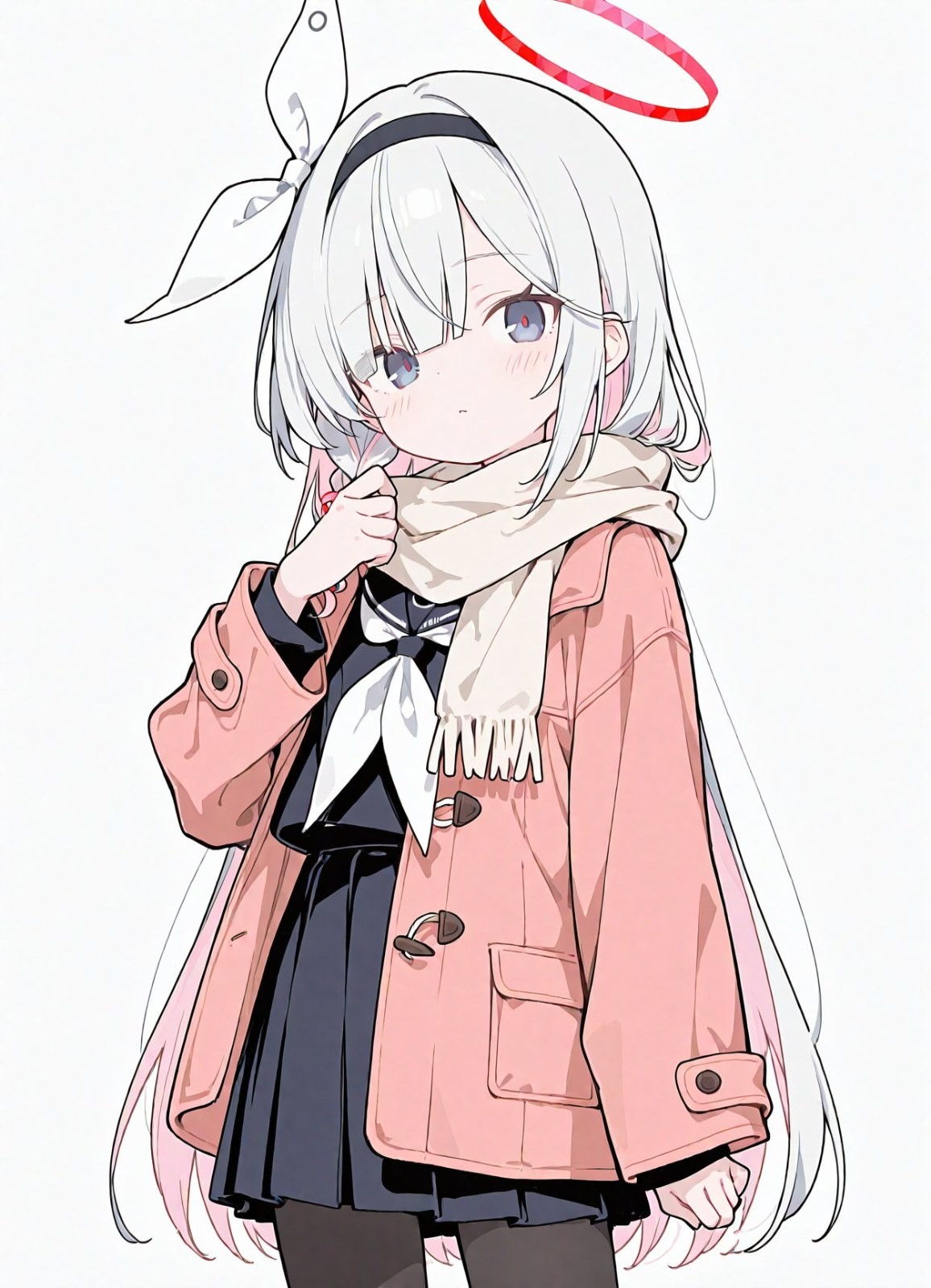 銀白長髪の少女がピンクのコートとセーラー服を着用
