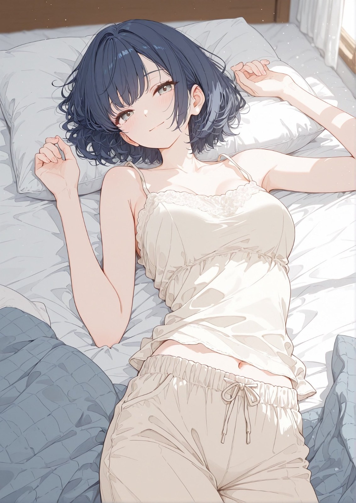 Mulher de cabelo curto azul-preto com pijama camisola de renda marfim deitada na cama