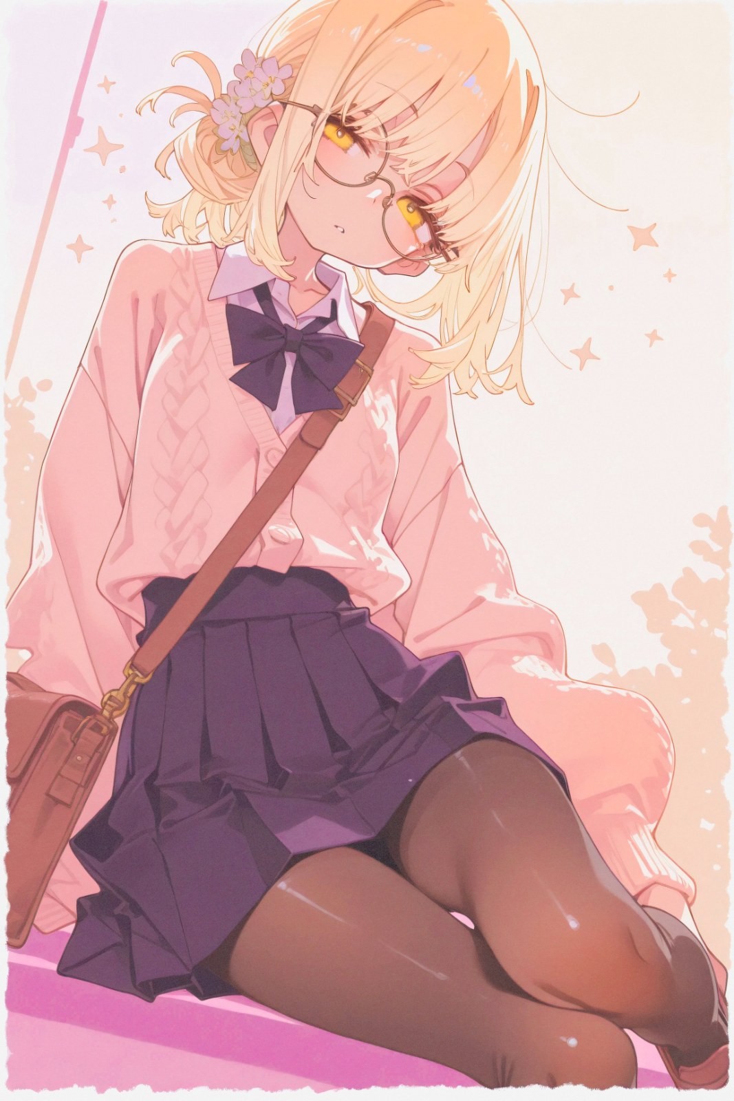 Blonde Frau sitzt seitlich in rosa Strickjacke und violettem Faltenrock