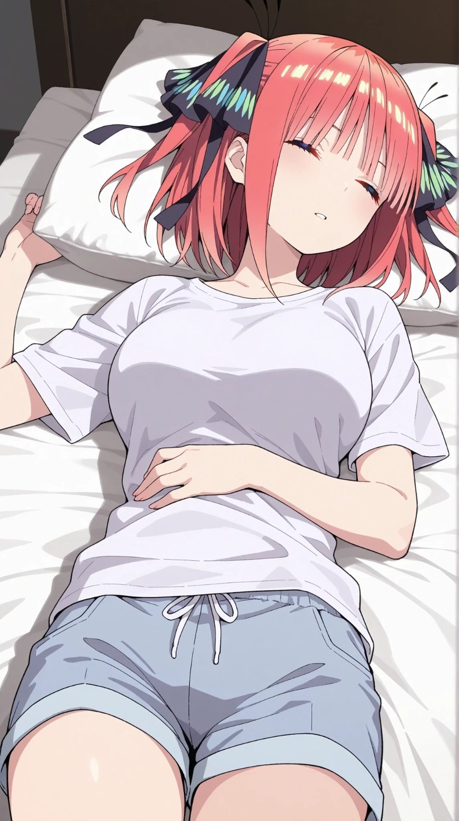 紅髮少女仰臥白床穿白T恤短褲