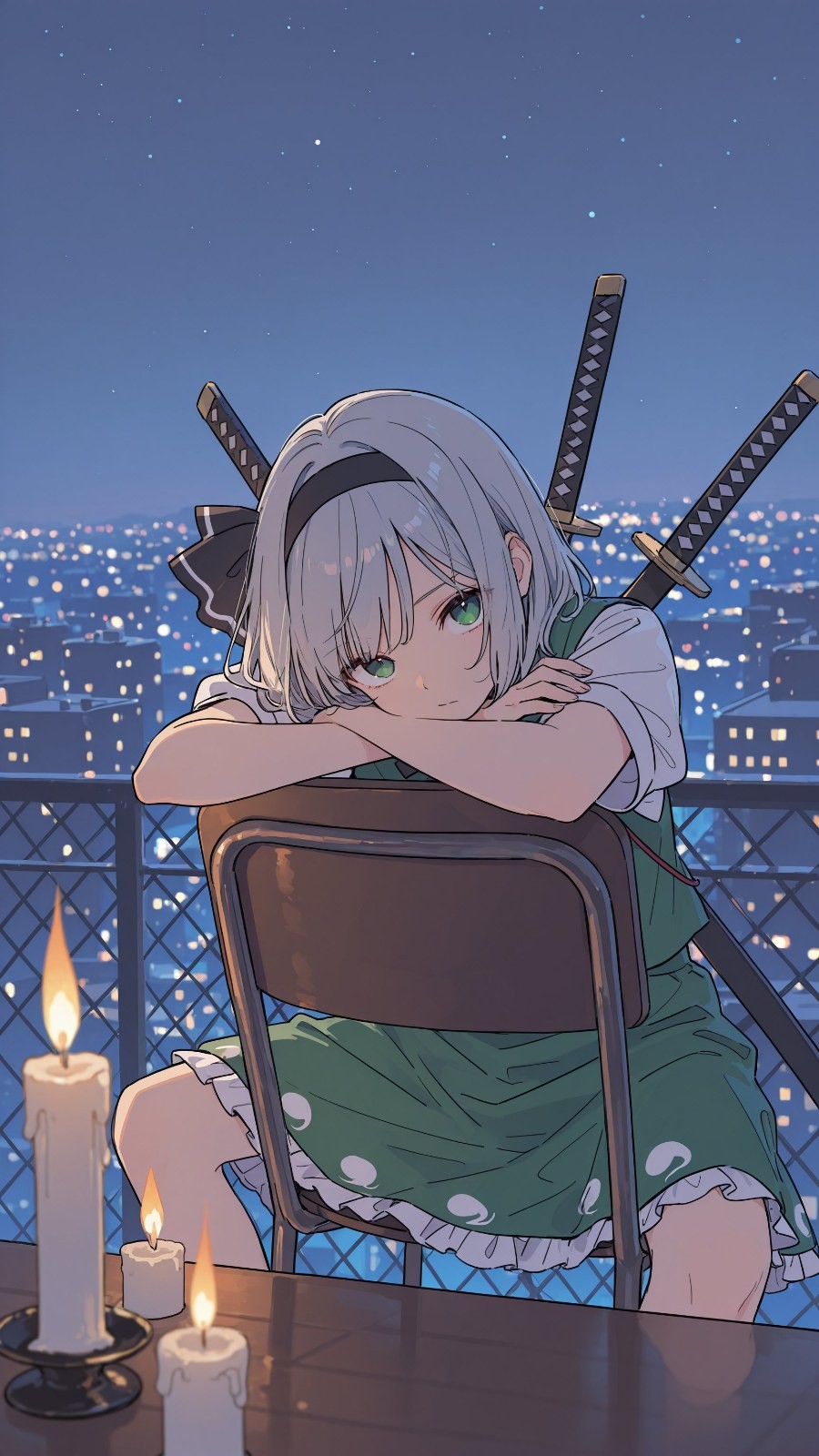 銀髮綠瞳少女反坐天台椅背，背三武士刀穿綠印花裙